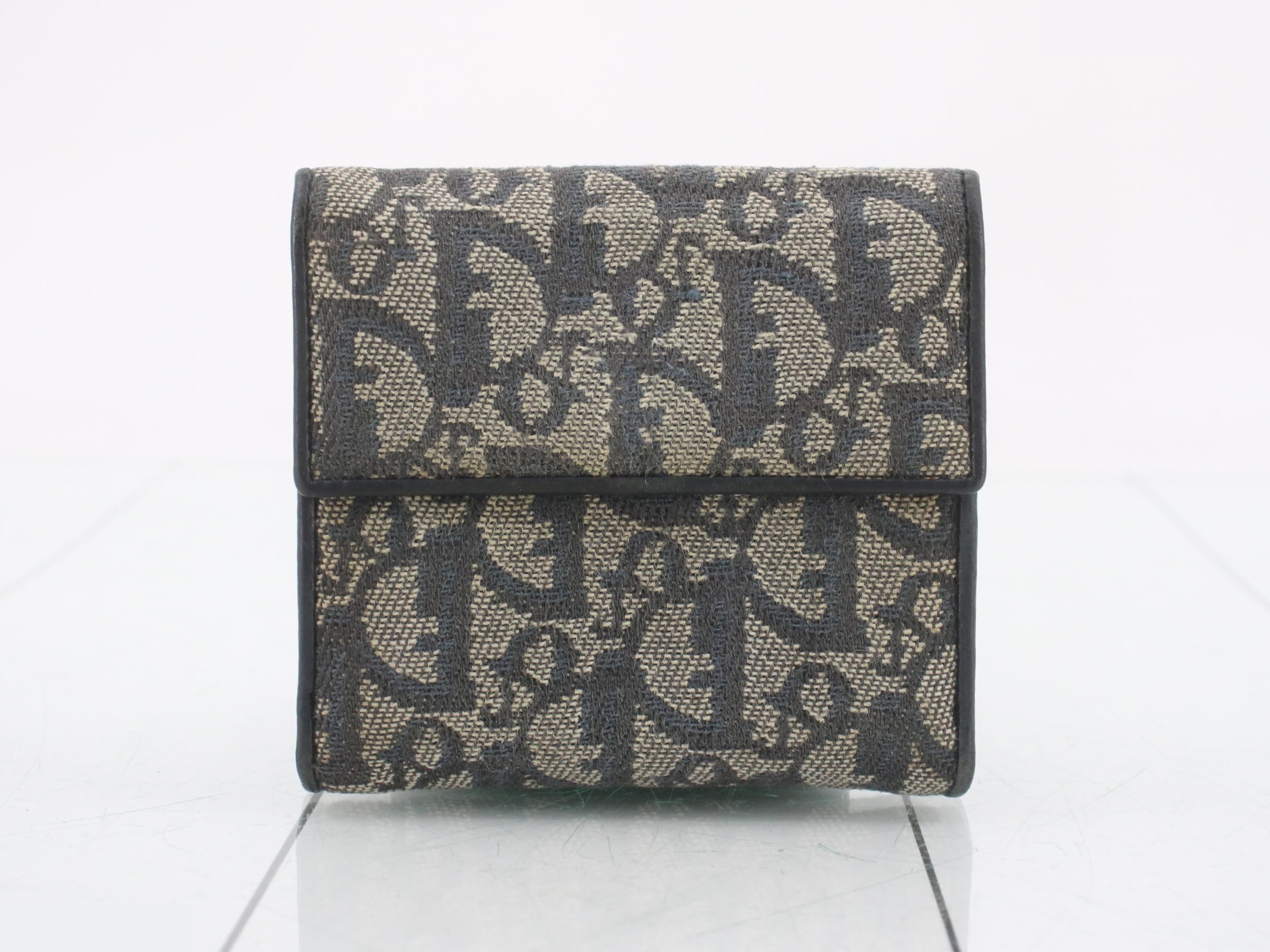 Folding wallet — view 2