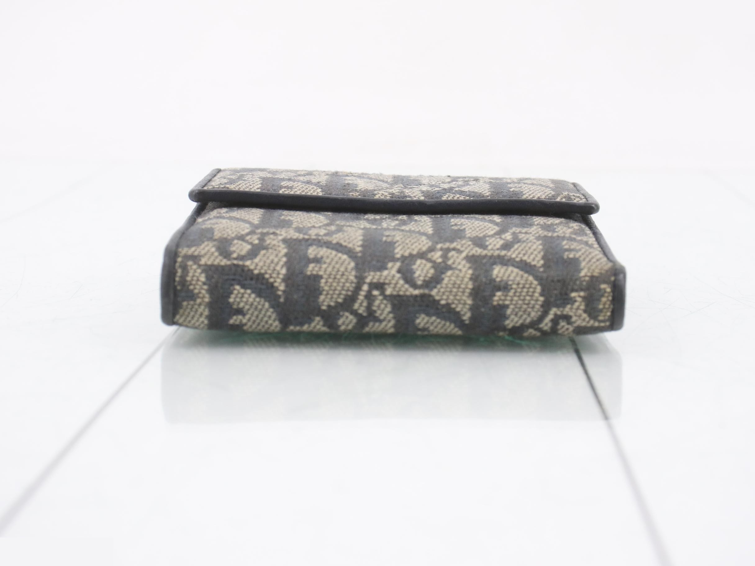 Folding wallet — view 3