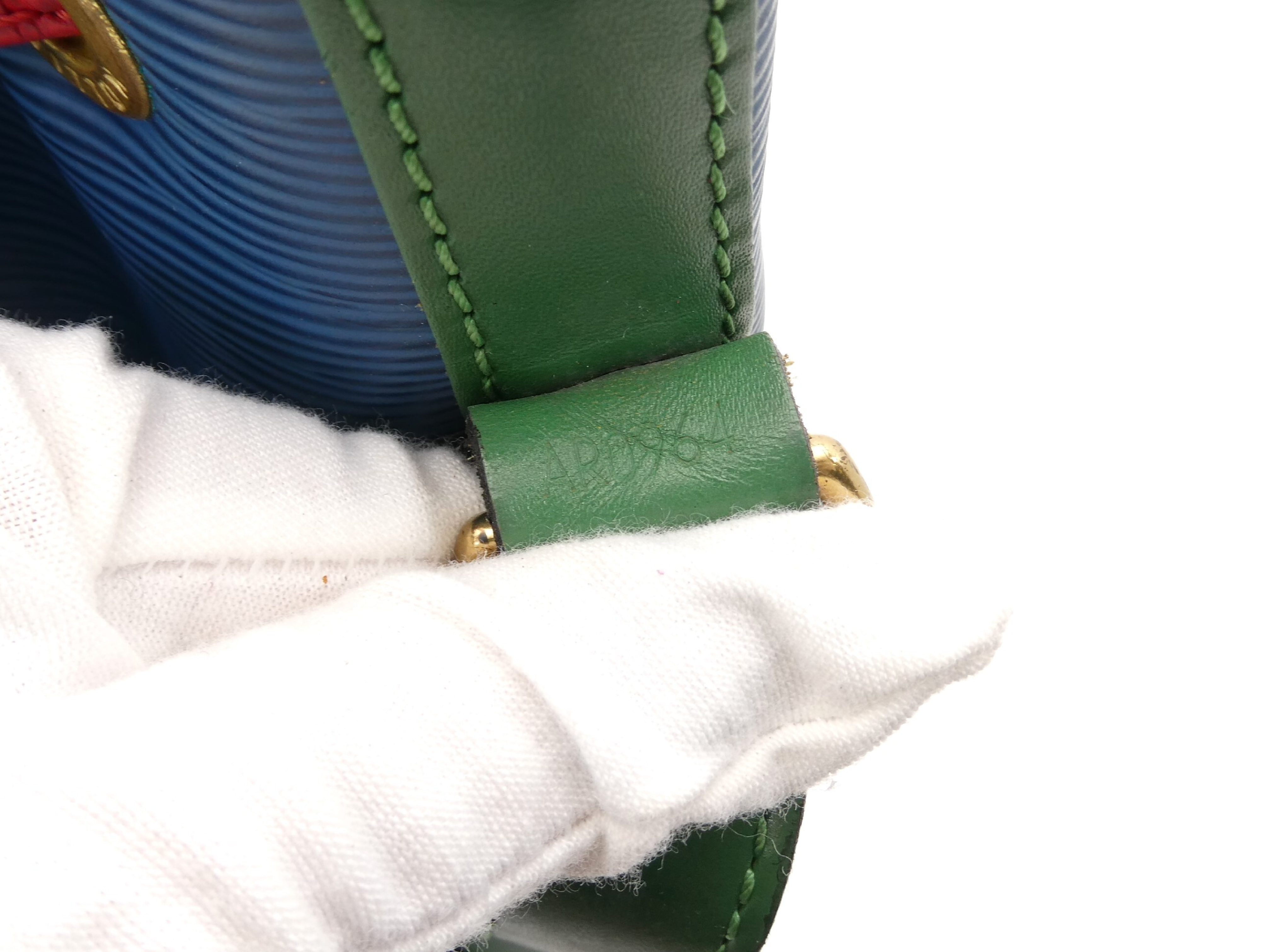 Epi Noé Tricolor Shoulder Bag — view 9