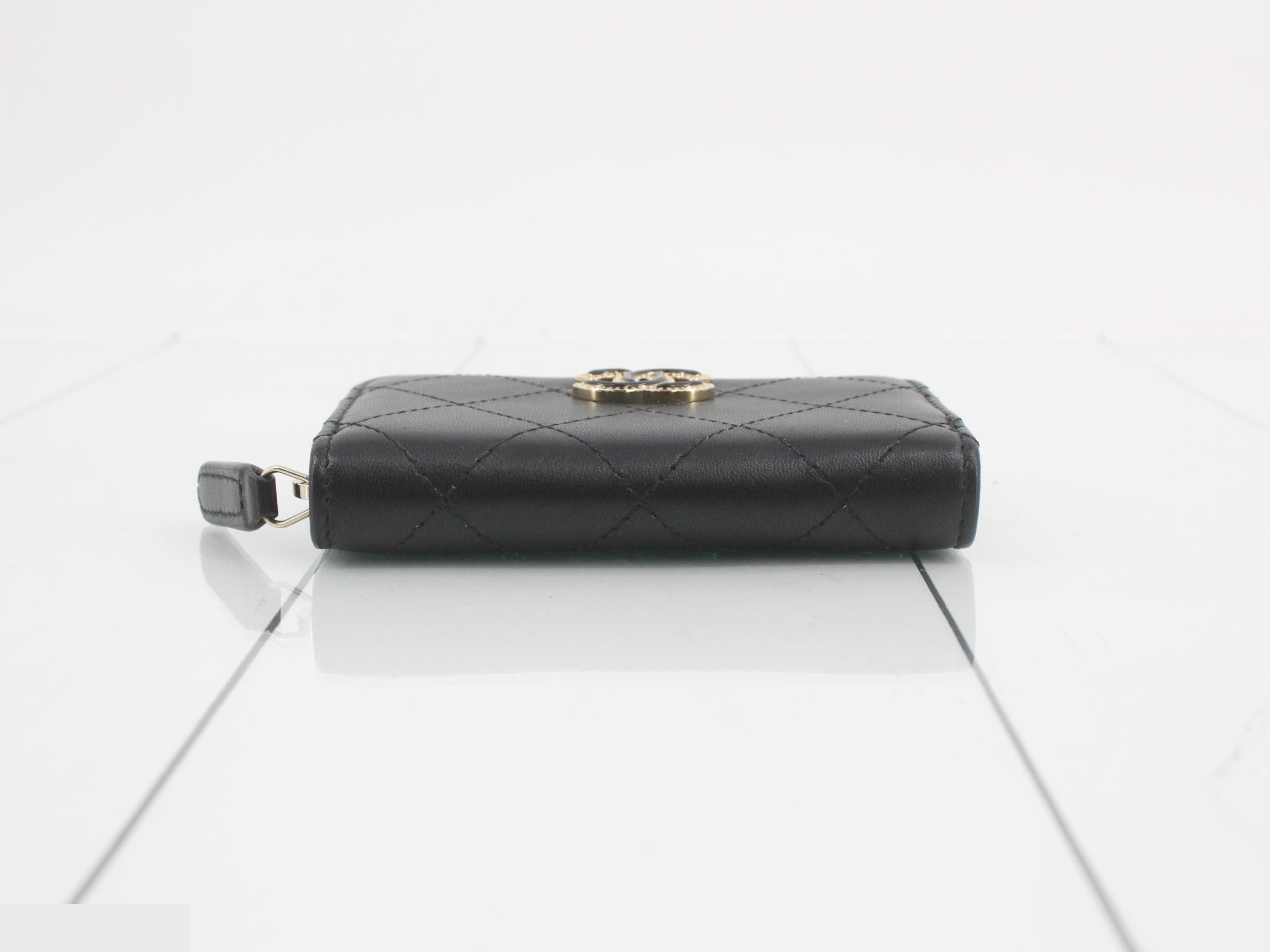 Matelassé (bag) and coin case — view 3