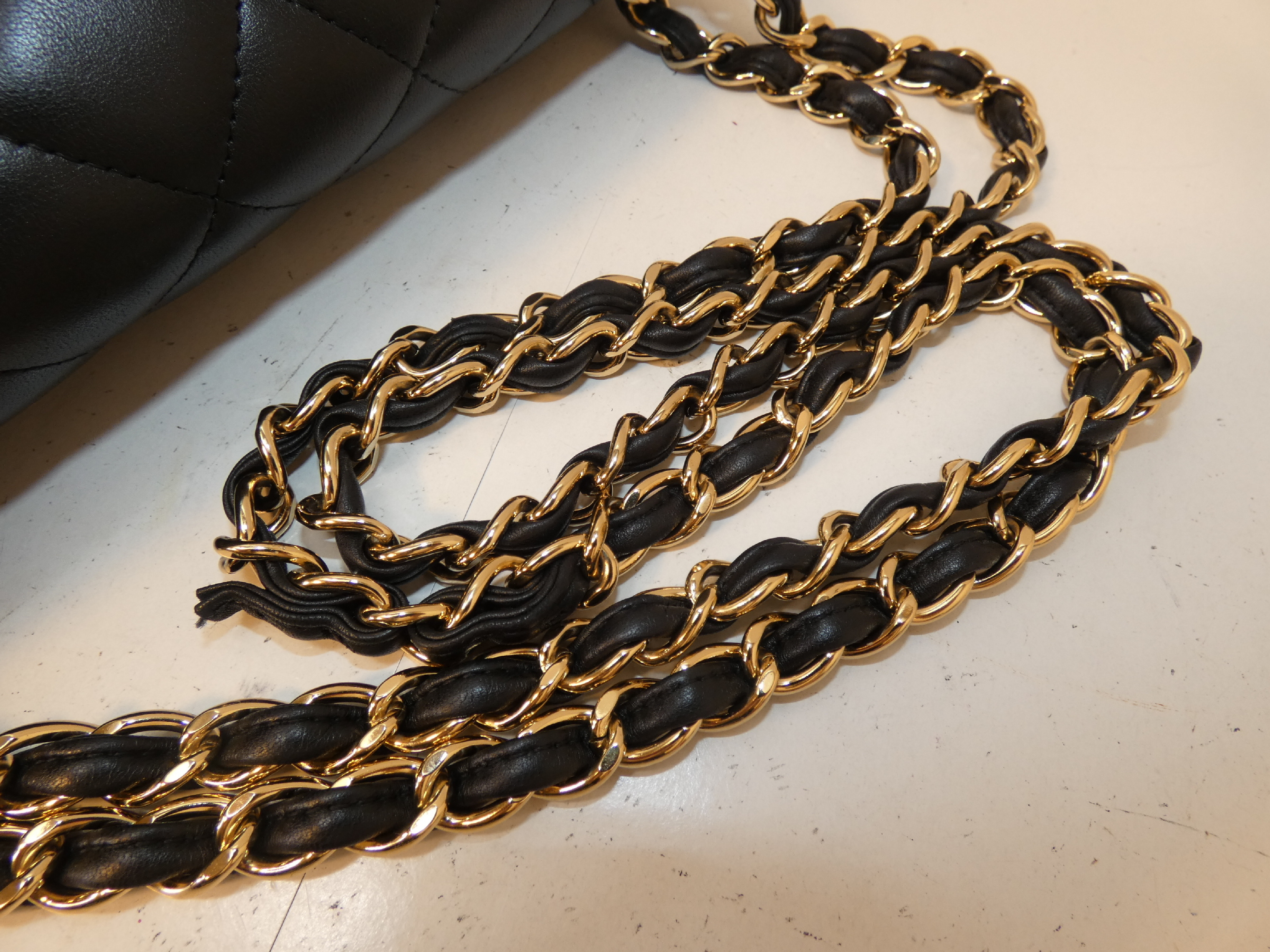 Matelassé Turnlock Chain Leather Black Shoulder Bag — view 4
