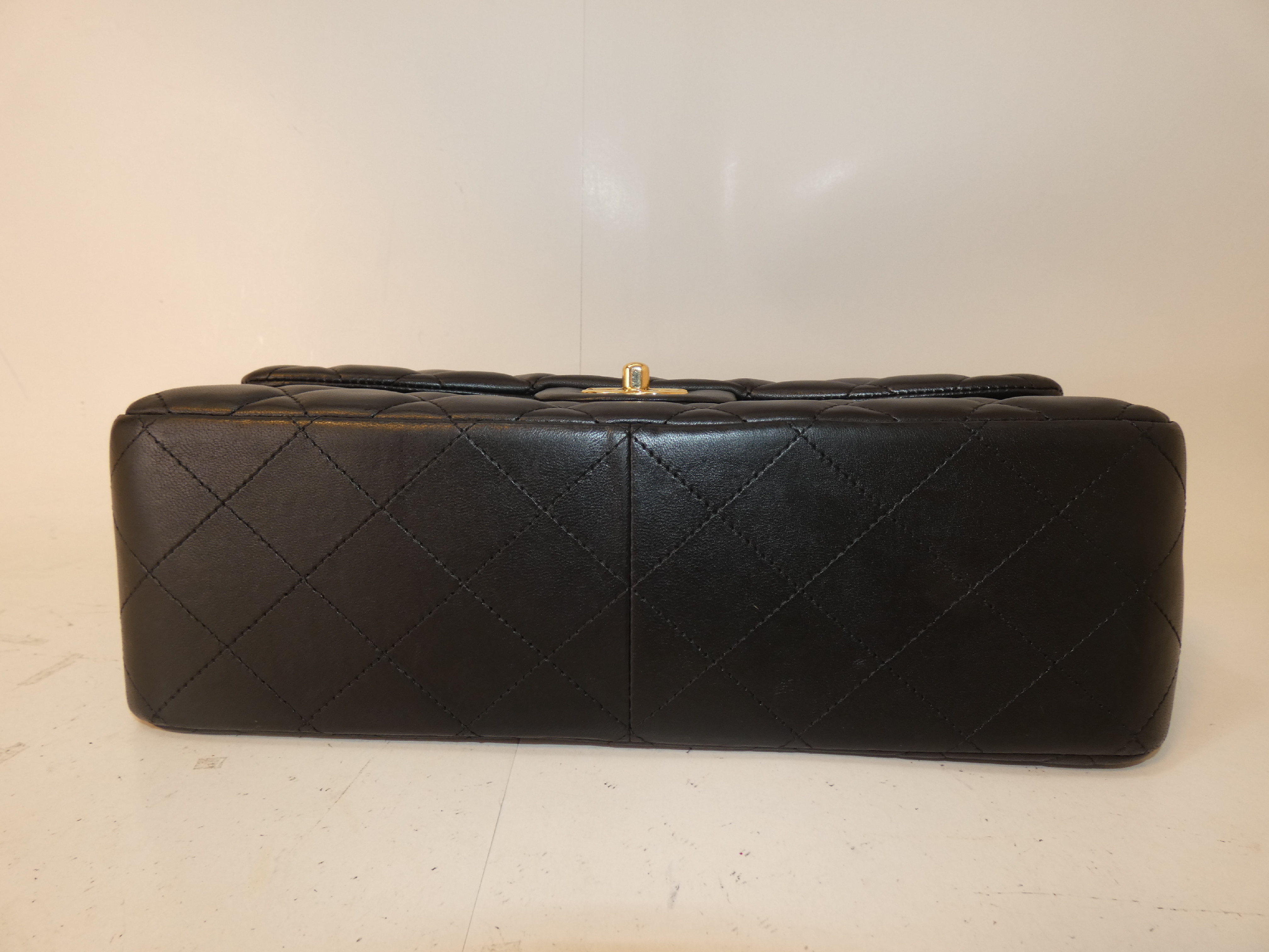 Matelassé Turnlock Chain Leather Black Shoulder Bag — view 5