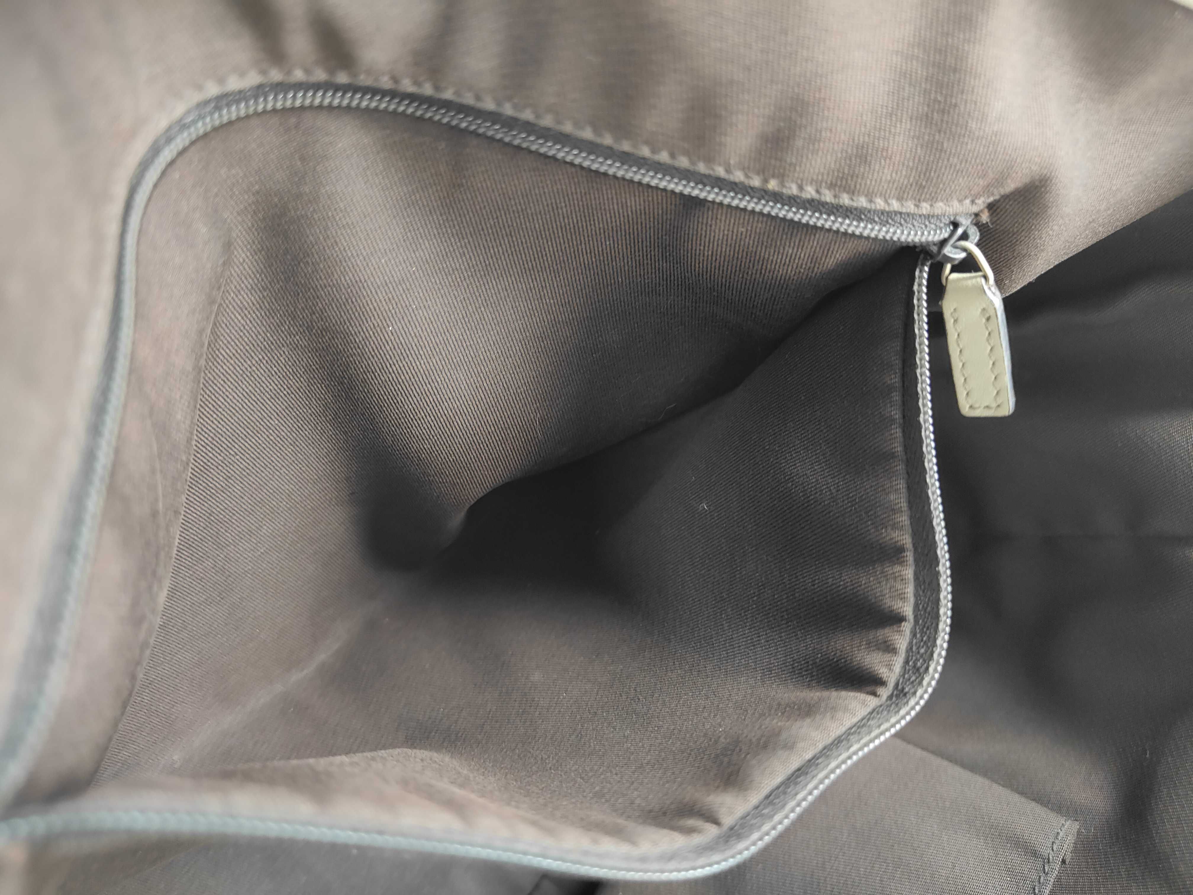 GG Canvas Gucci Tote Bag — view 14