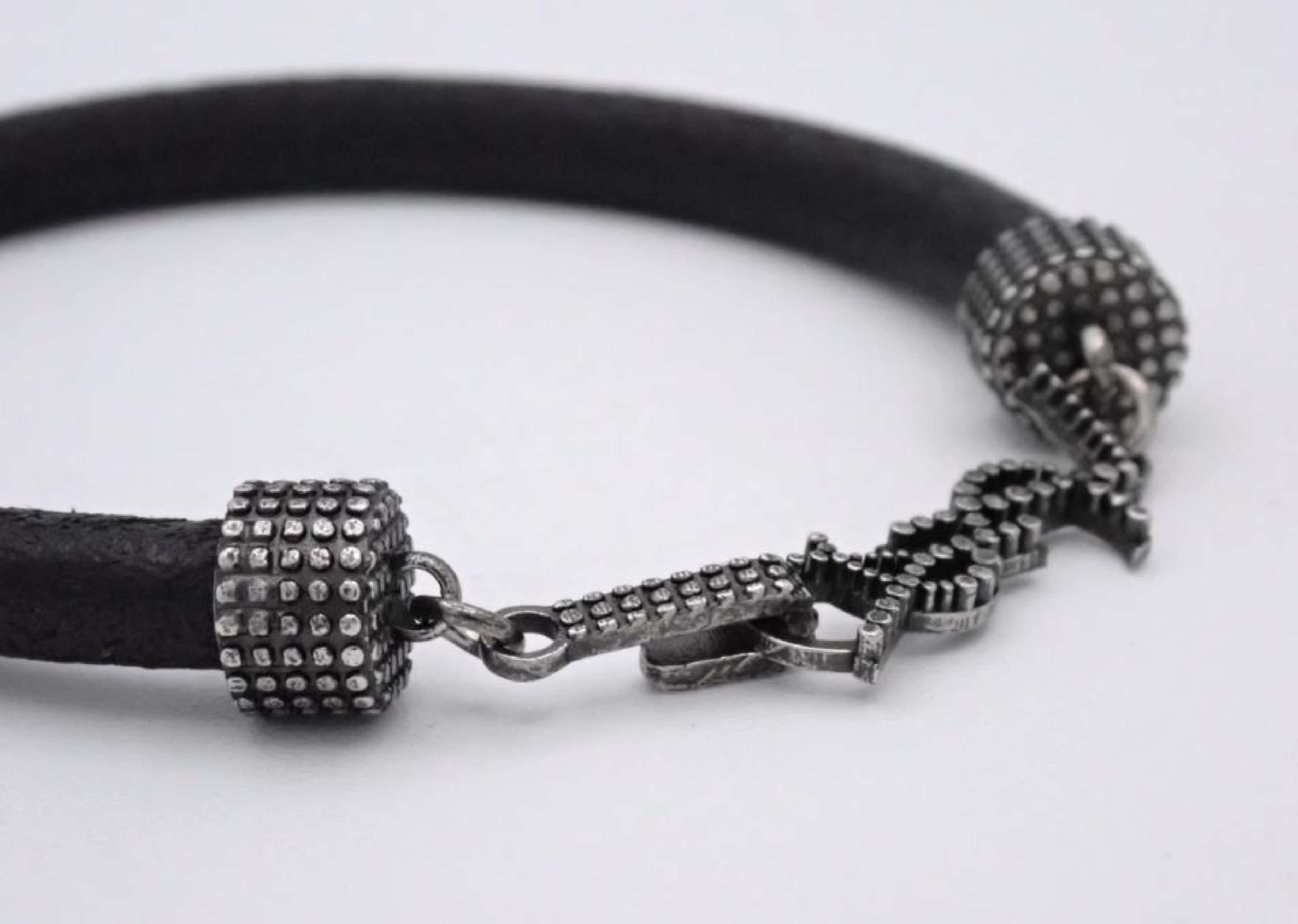 bracelet, leather, black, YSL logo, wrist circumference approximately 15.5cm, bracelet/bangle. — view 2