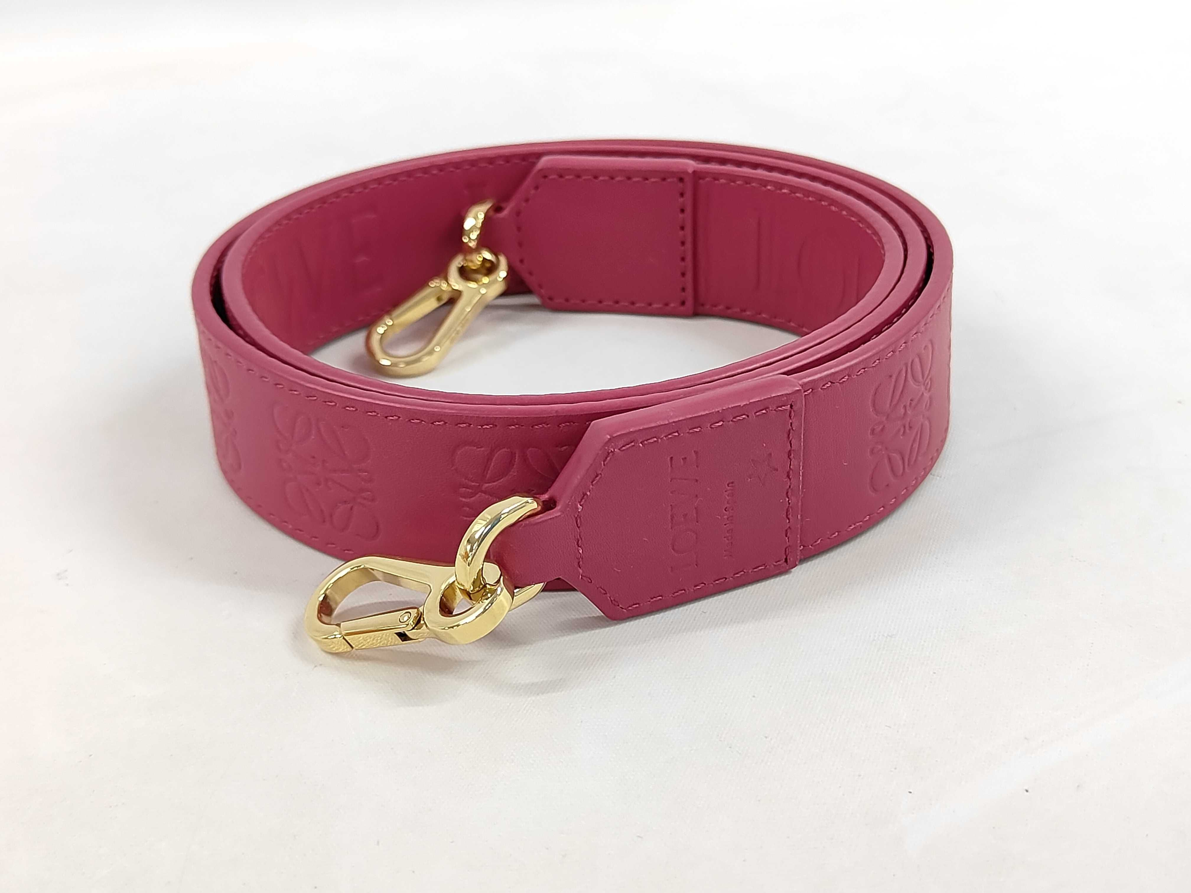 logo shoulder strap, includes dust bag.