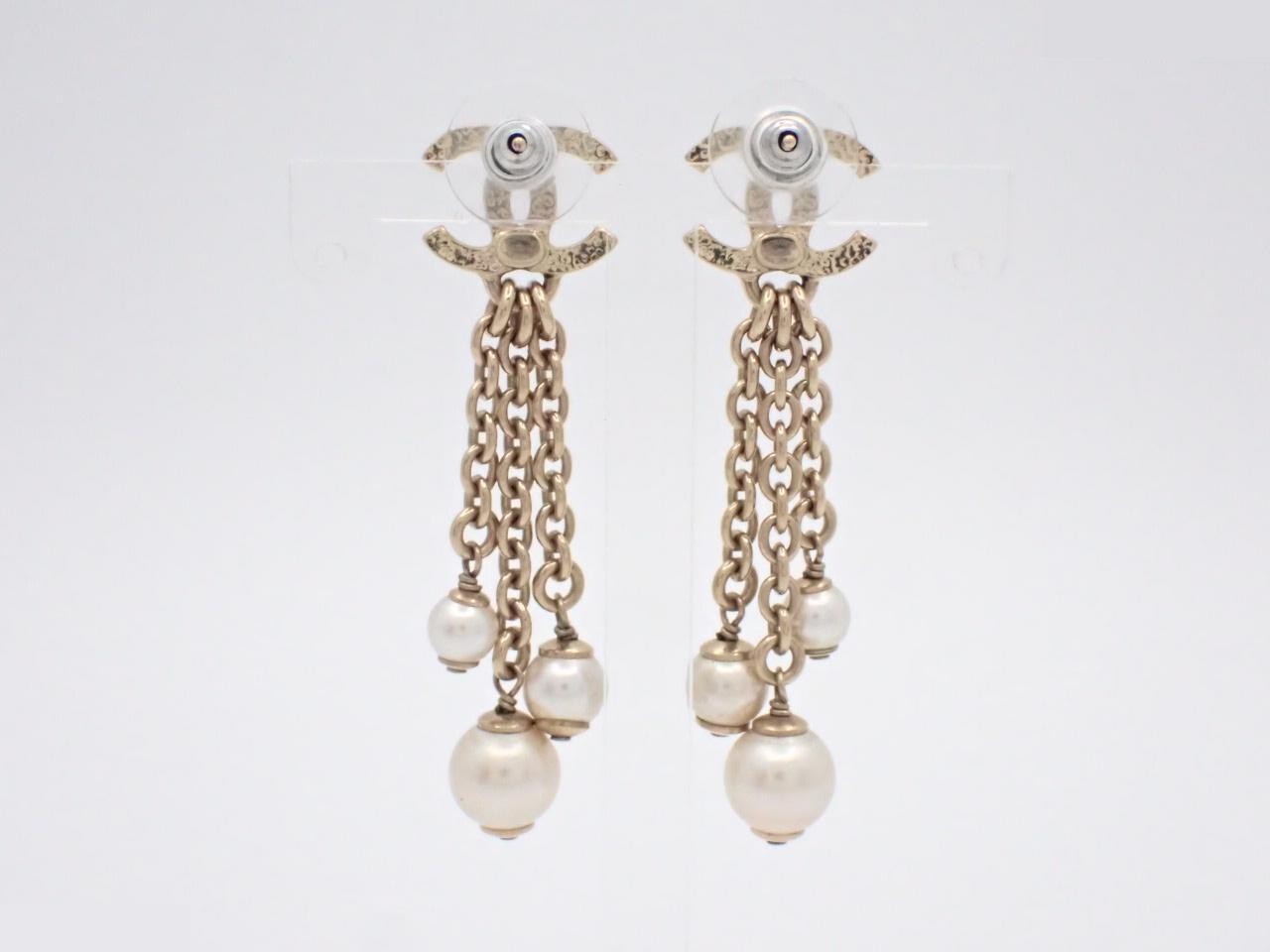 B25A Coco Mark Chain Pearl Earrings — view 2