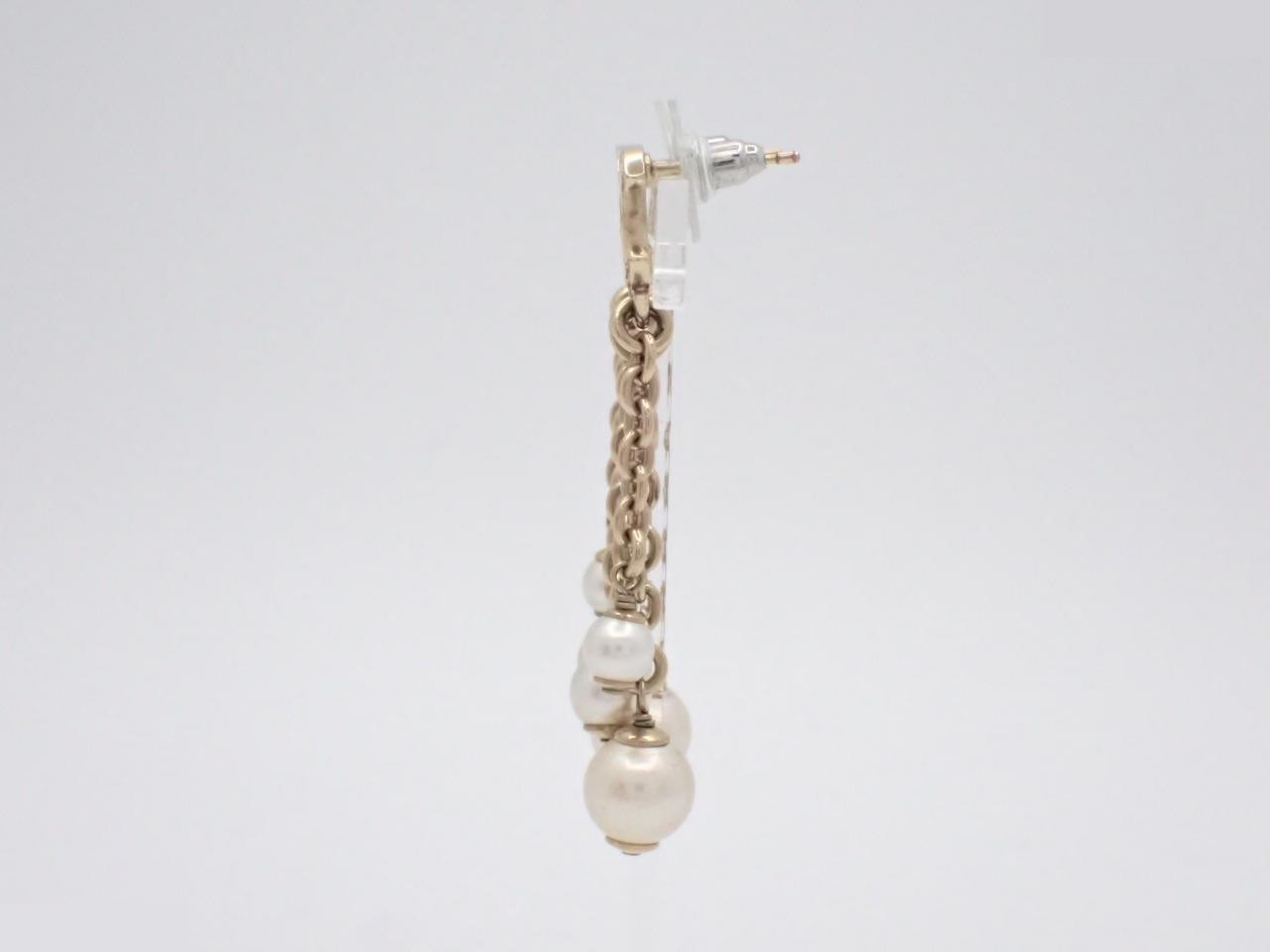 B25A Coco Mark Chain Pearl Earrings — view 3