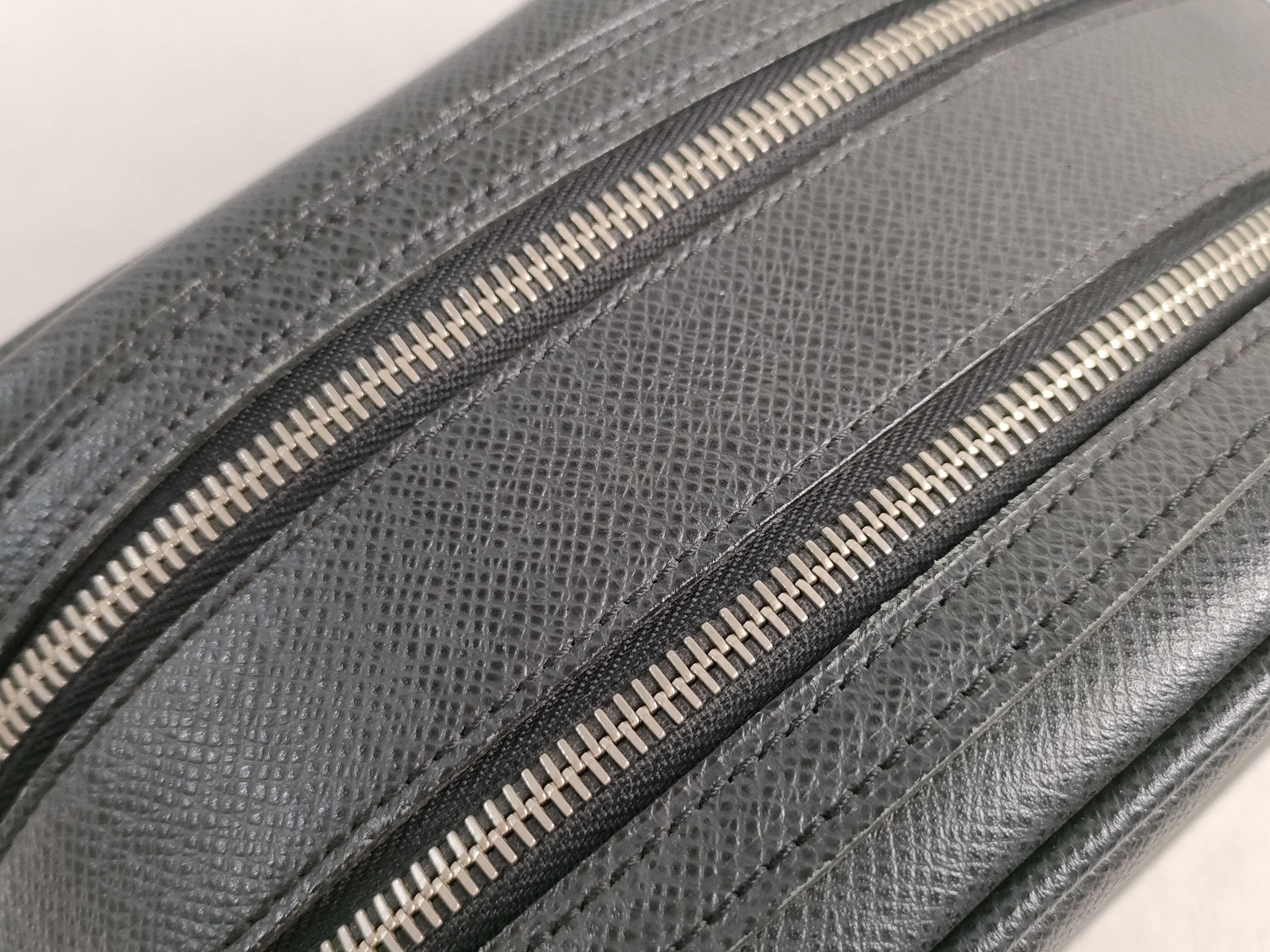 Taiga Leather M32492 Black Second Bag Clutch Bag Second Bag — view 5