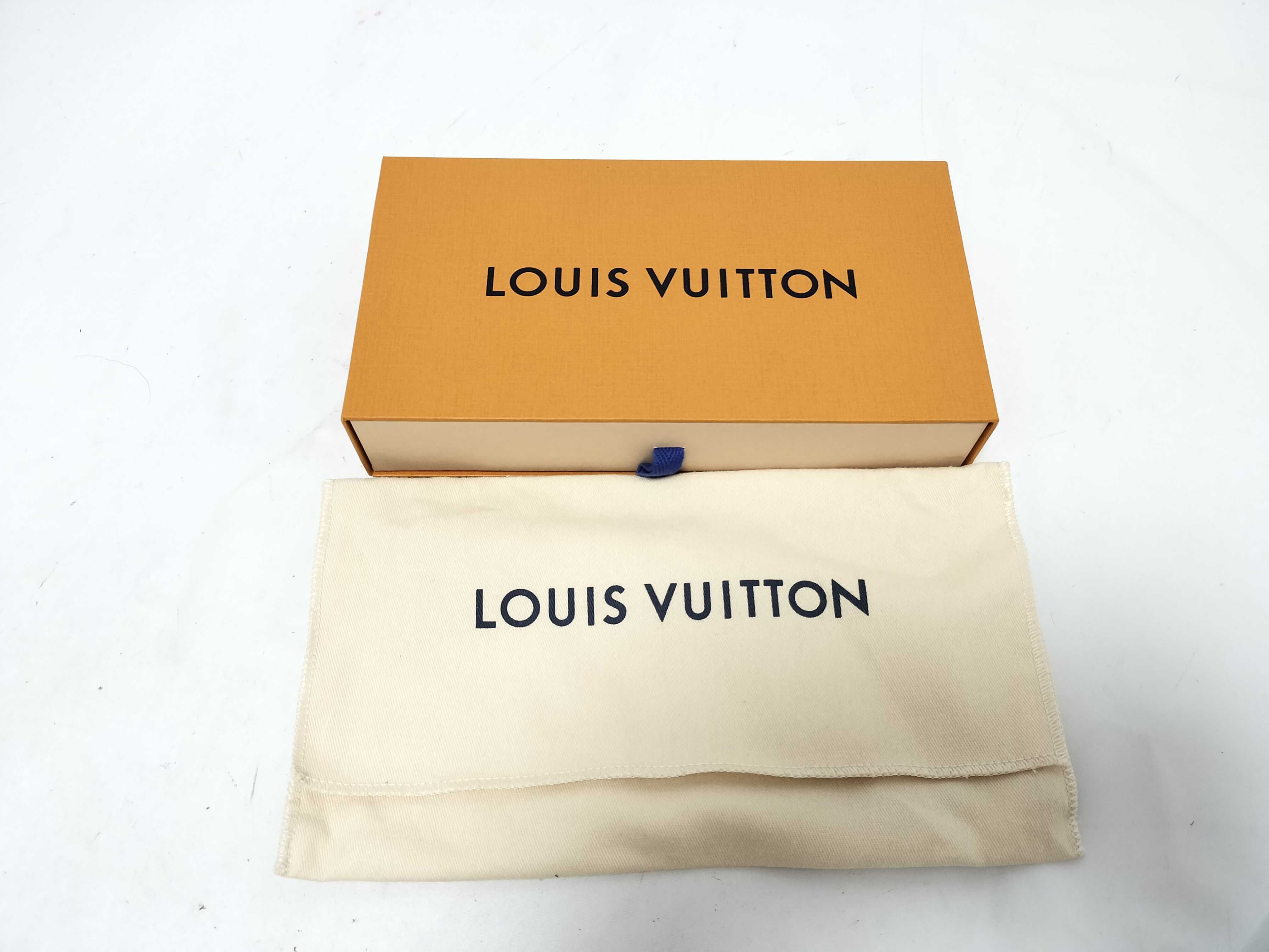 Portefeuille Brazza Wallet in Taurillon Leather — view 12
