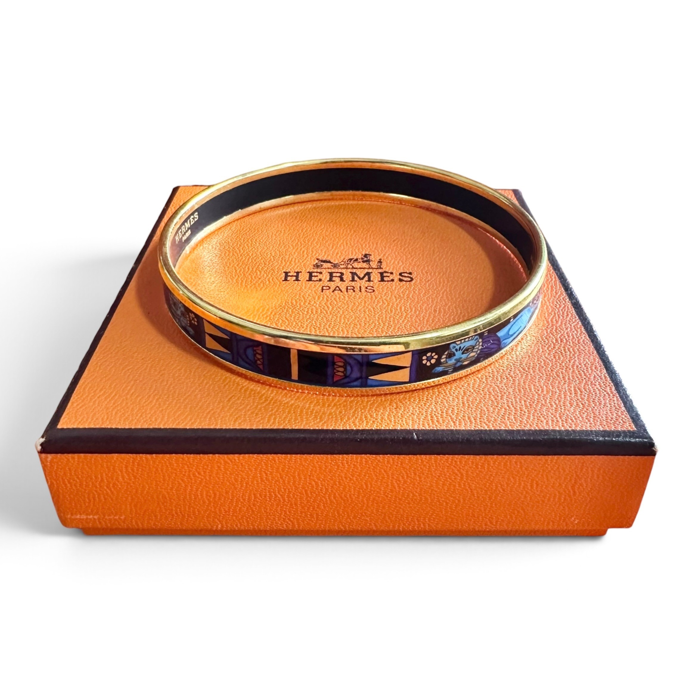 Enamel bangle, cloisonné enamel, animal design, gold, wrist circumference approximately 21.5 cm