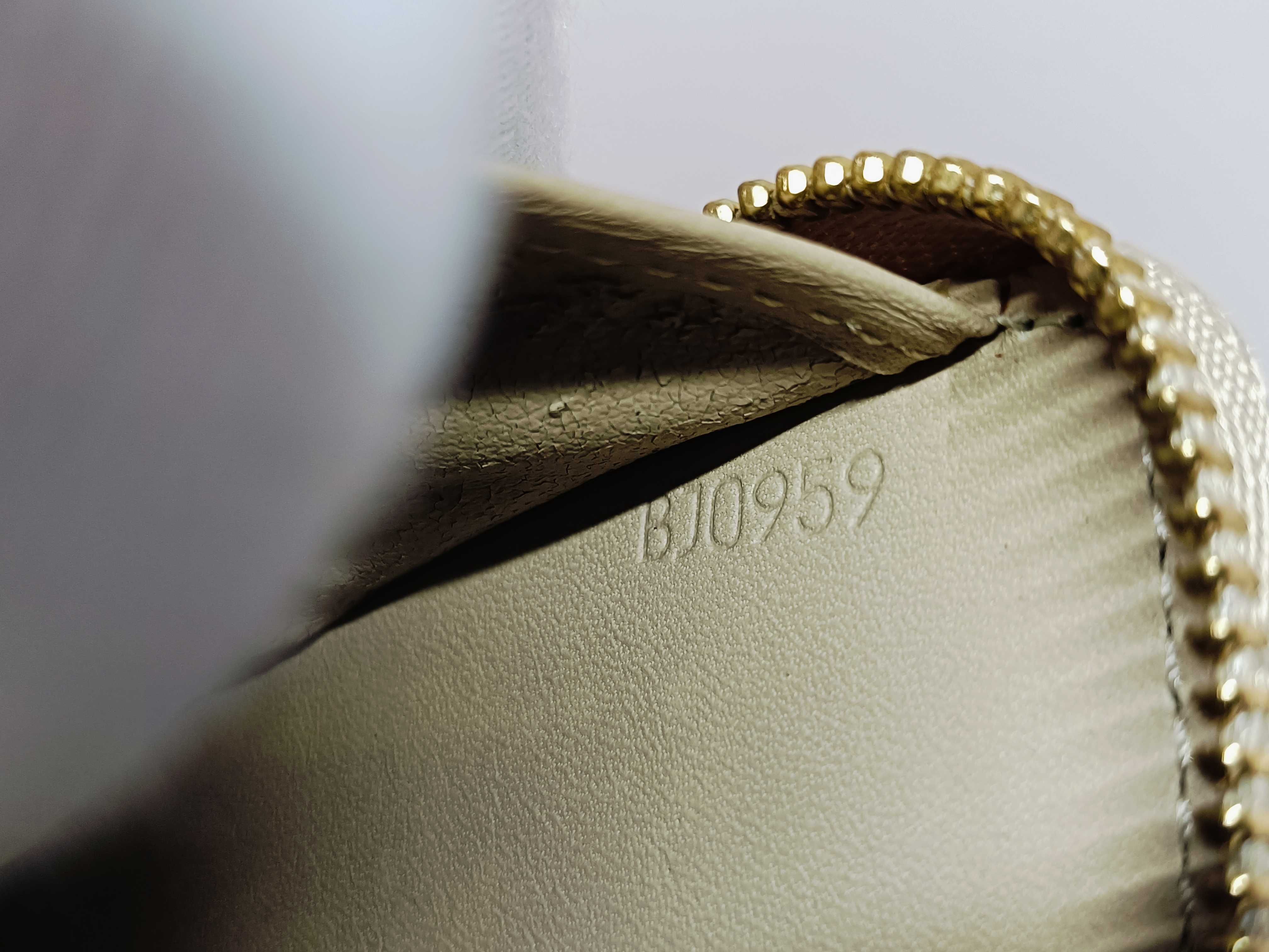 Vernis Bi-fold Wallet with Round Zipper — view 15