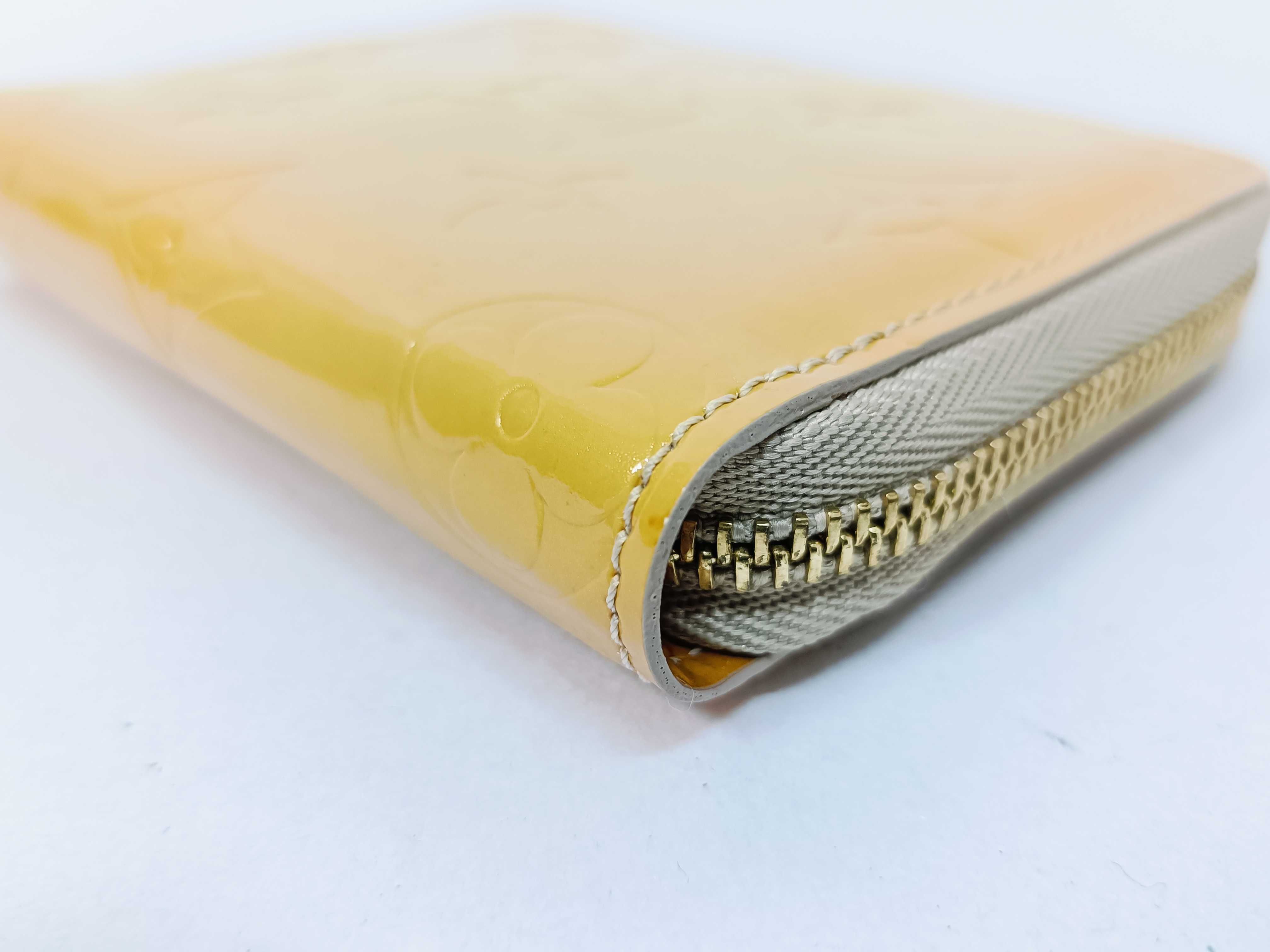Vernis Bi-fold Wallet with Round Zipper — view 4
