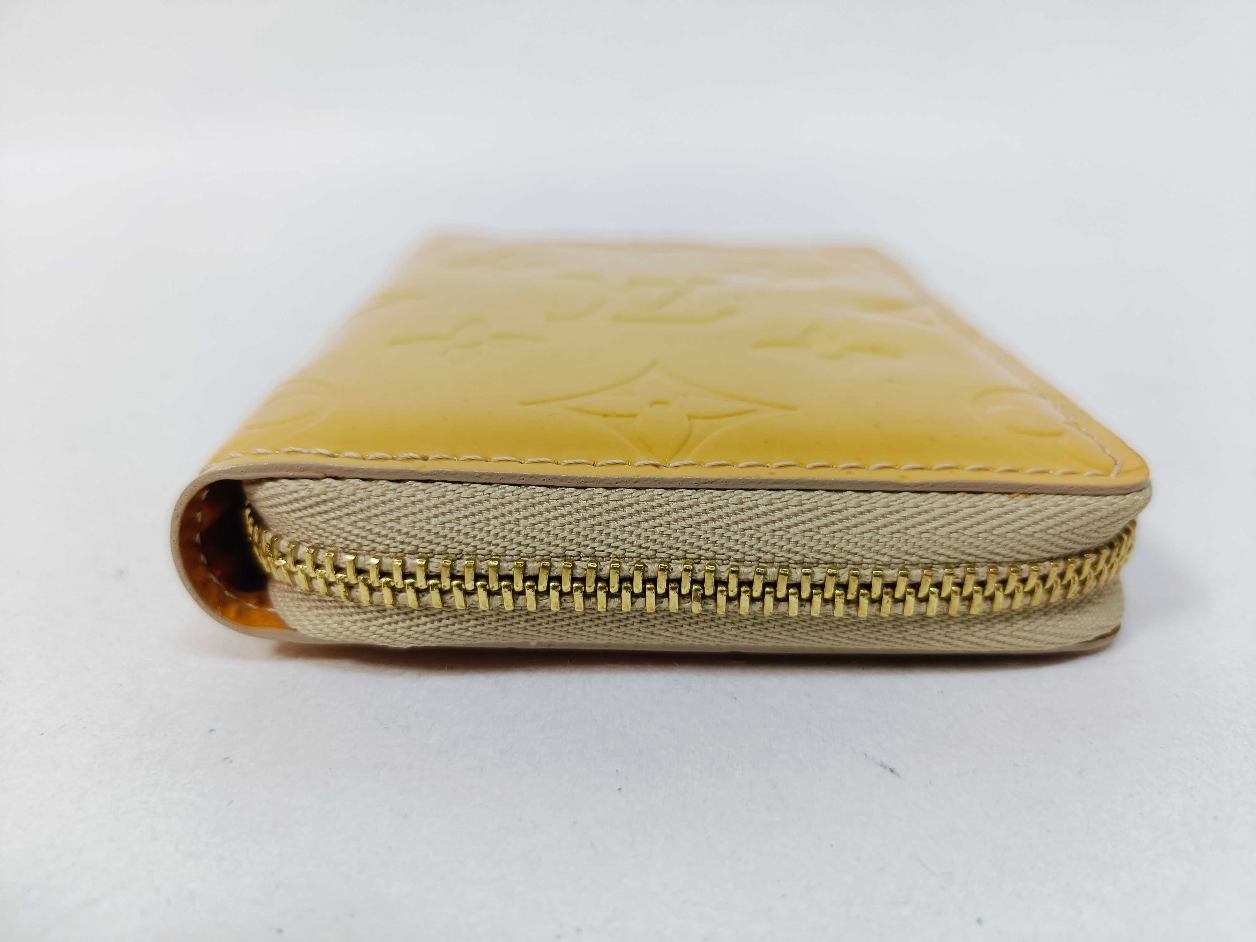 Vernis Bi-fold Wallet with Round Zipper — view 5