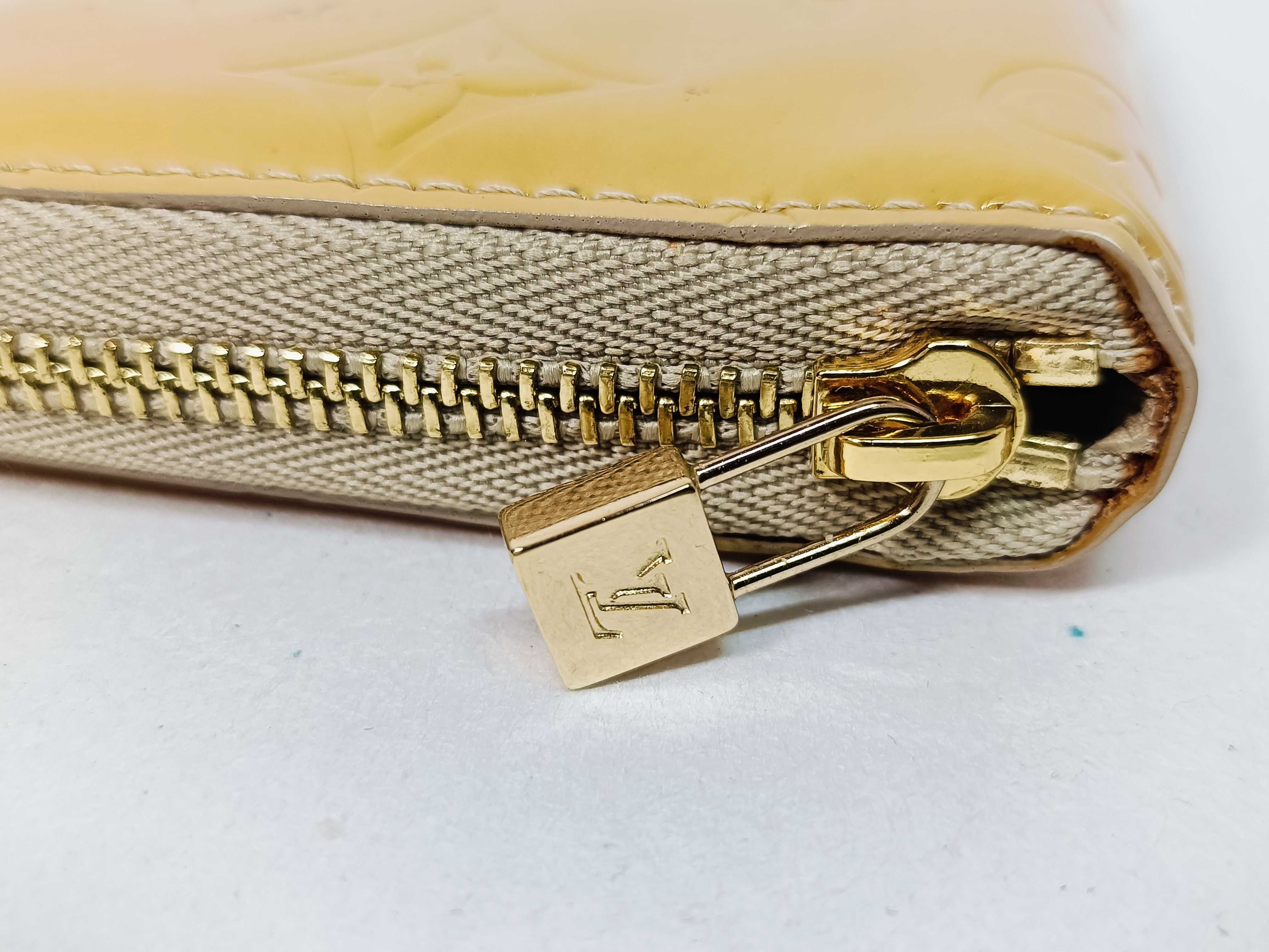 Vernis Bi-fold Wallet with Round Zipper — view 7