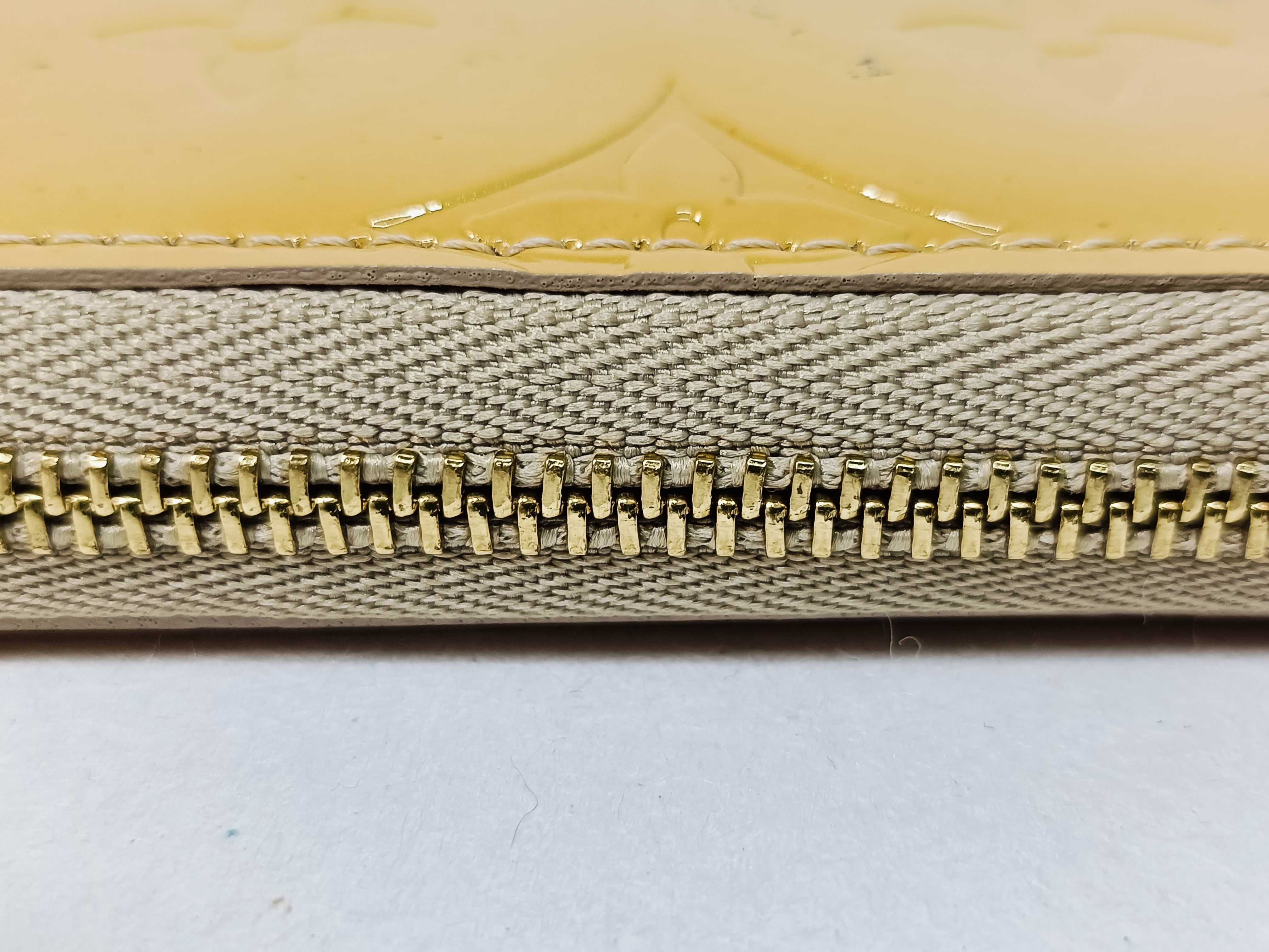 Vernis Bi-fold Wallet with Round Zipper — view 8