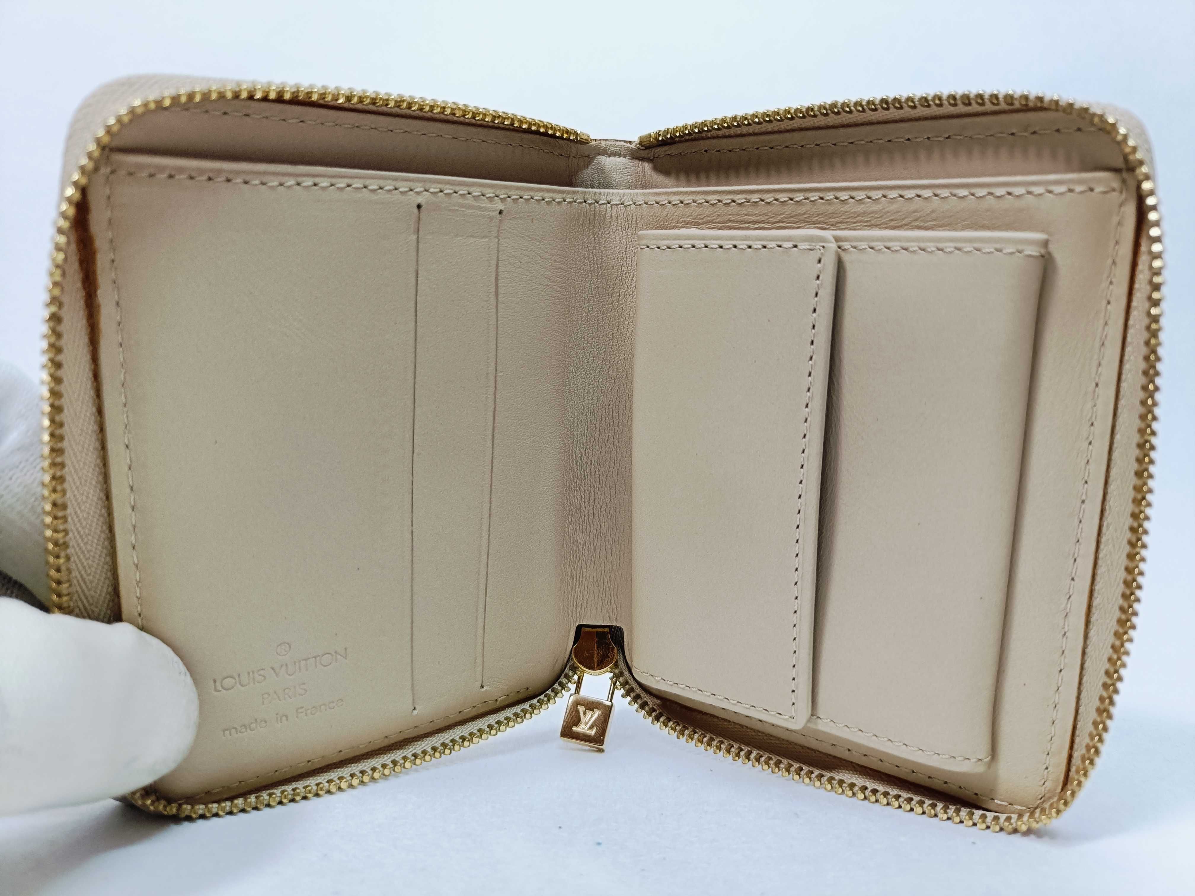Vernis Bi-fold Wallet with Round Zipper — view 9