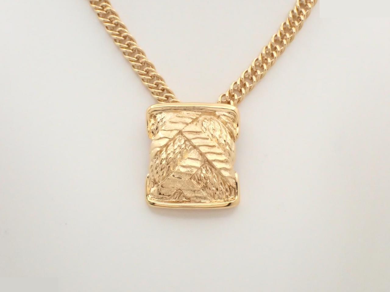 Other lines: Precious metal necklaces and pendants, chain approximately 66cm.