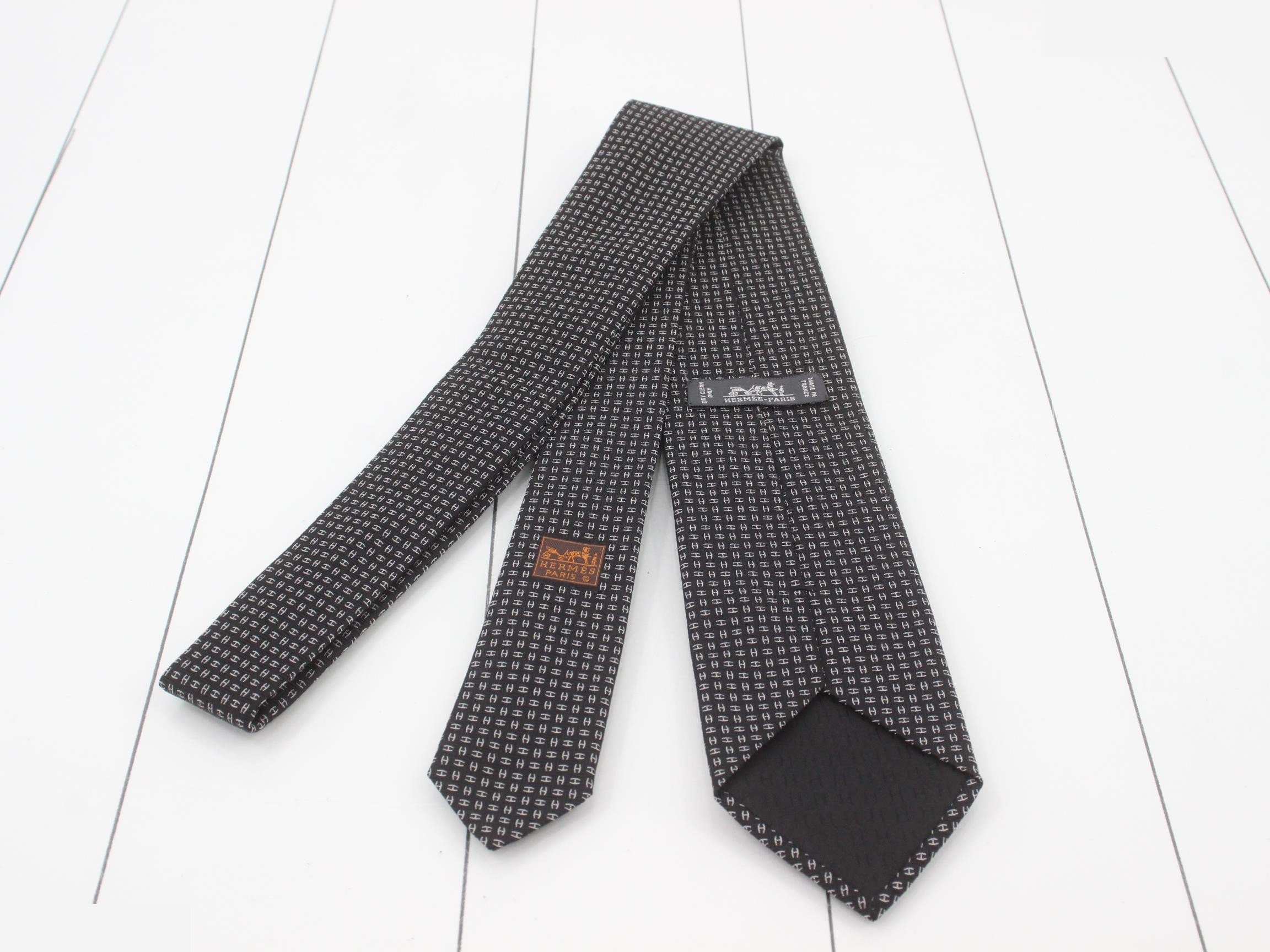 tie — view 2