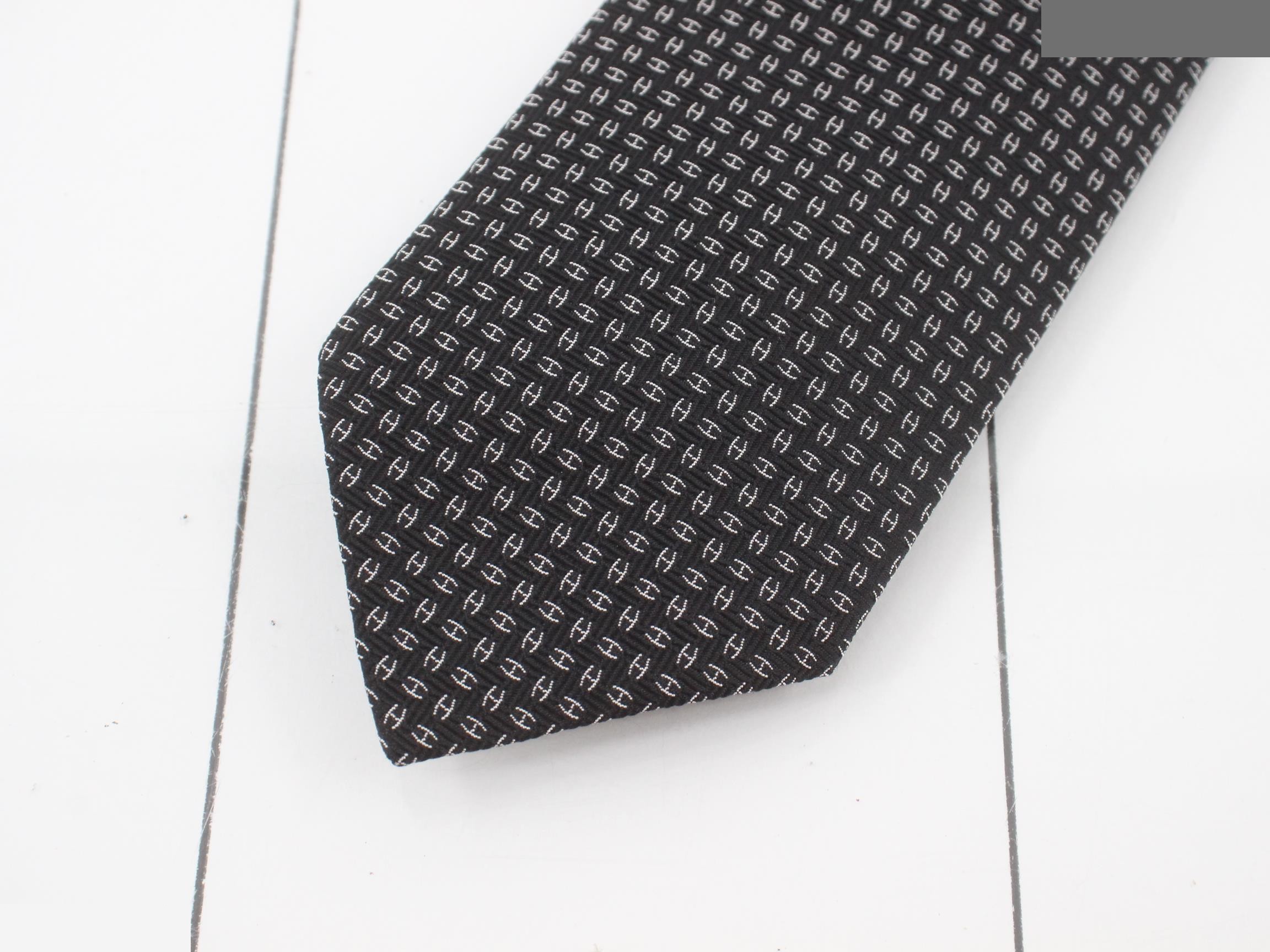 tie — view 3