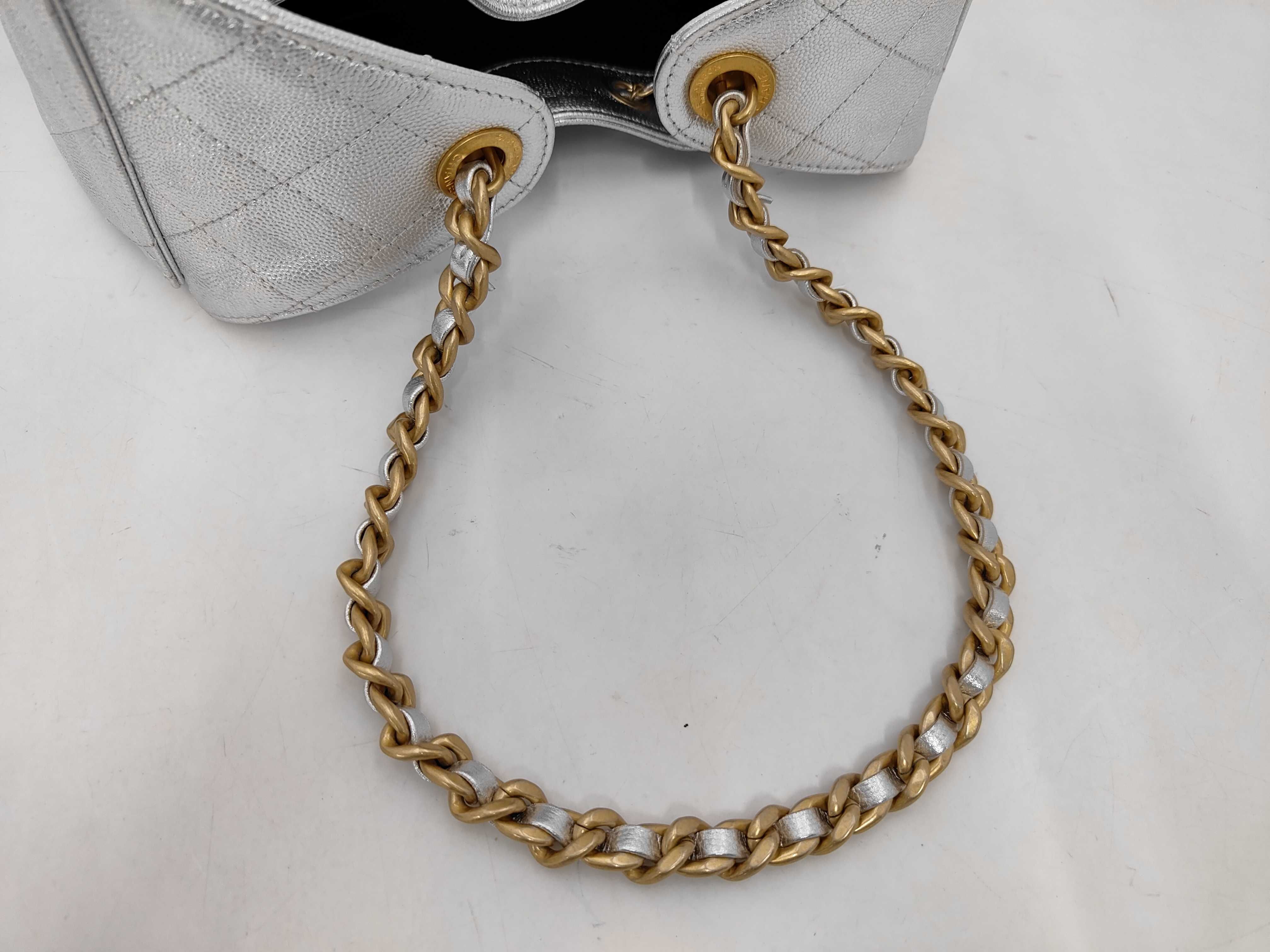Caviar Skin Chanel 25 Silver Shoulder Bag — view 3