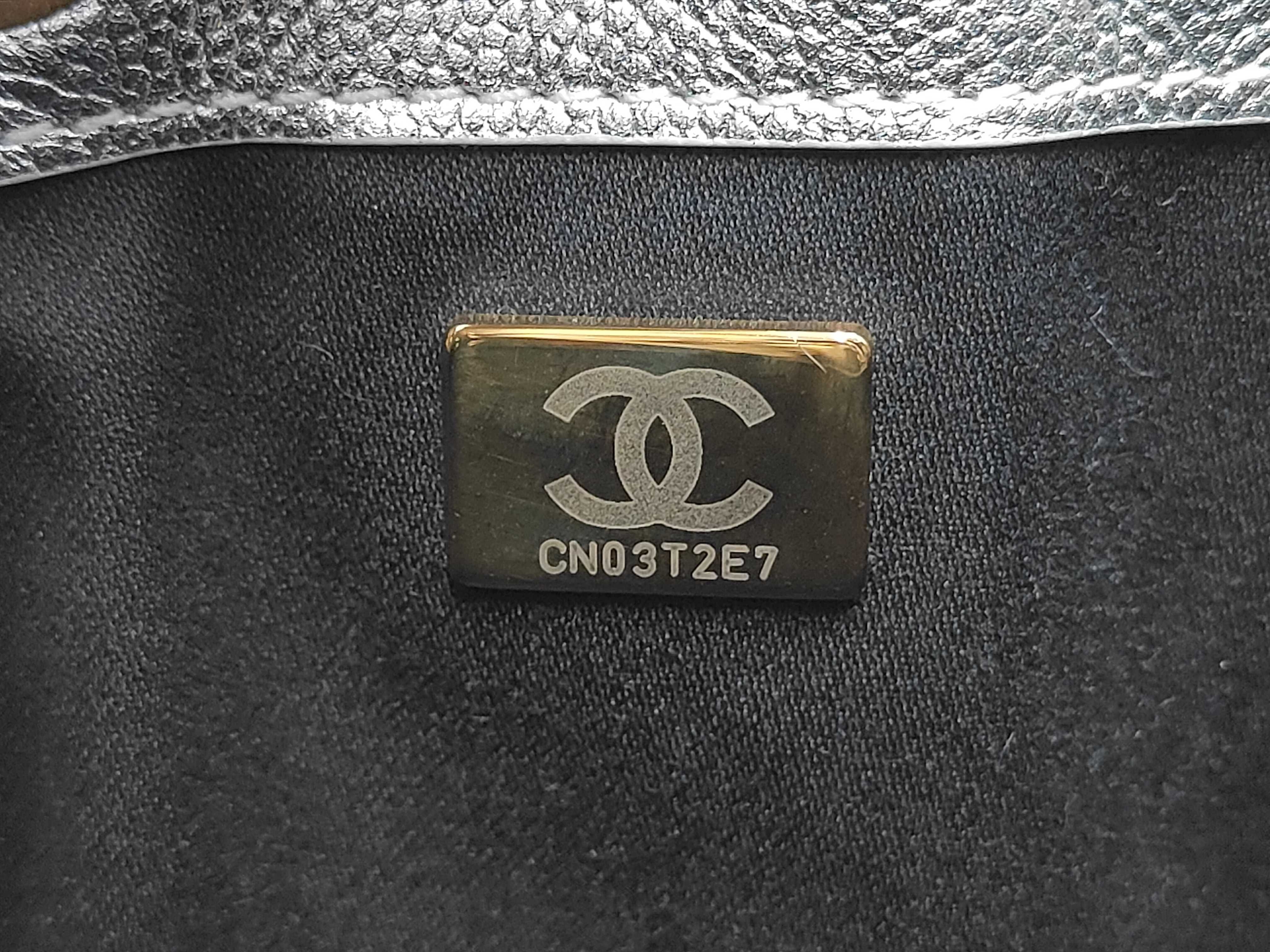 Caviar Skin Chanel 25 Silver Shoulder Bag — view 10