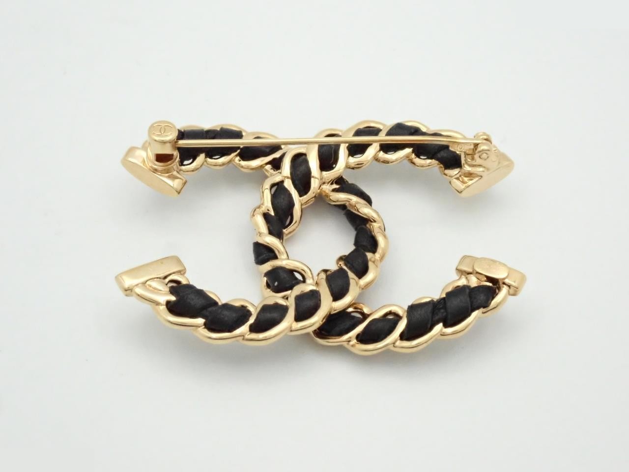 brooch, Coco Mark, leather, black, 24K gold, 5.5cm wide — view 2