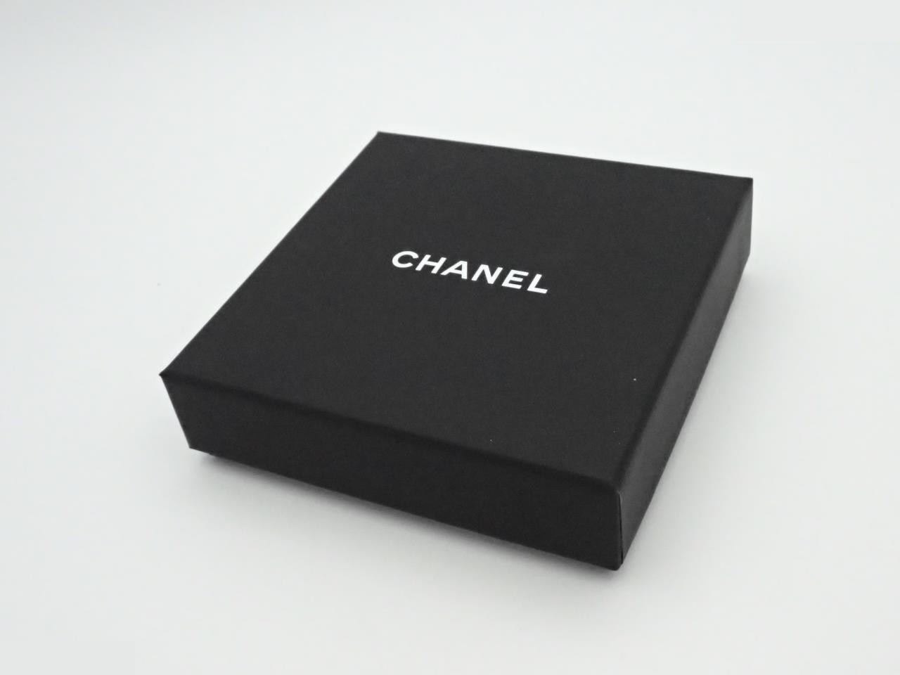 brooch, Coco Mark, leather, black, 24K gold, 5.5cm wide — view 4