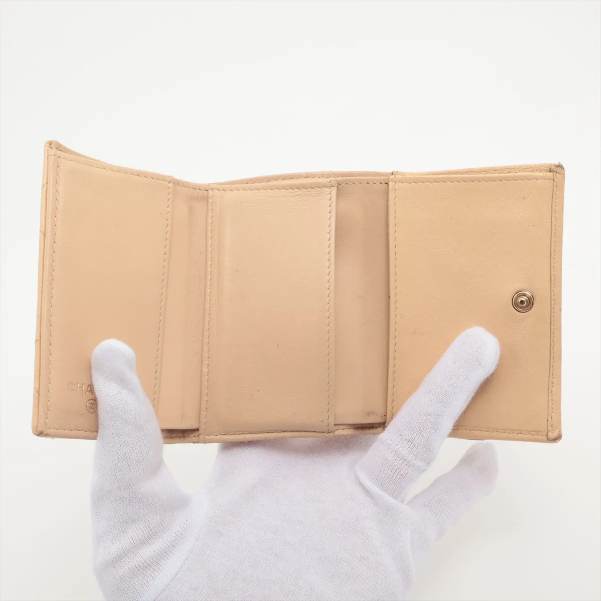19 Lambskin Compact Wallet Beige Gold Hardware 30642028 — view 4