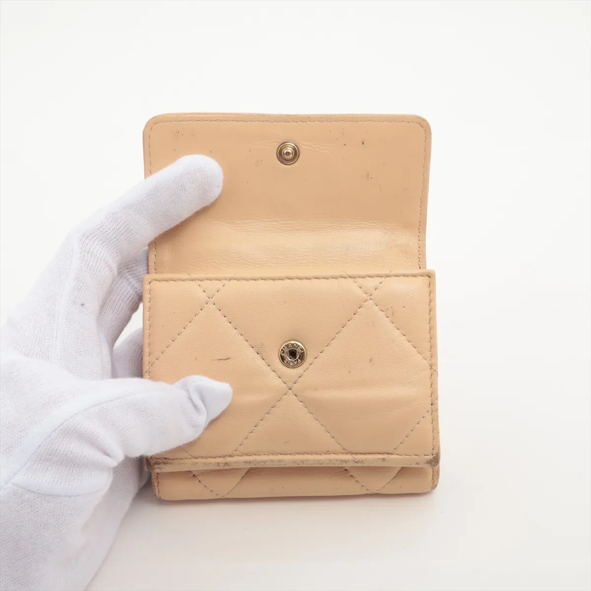 19 Lambskin Compact Wallet Beige Gold Hardware 30642028 — view 5
