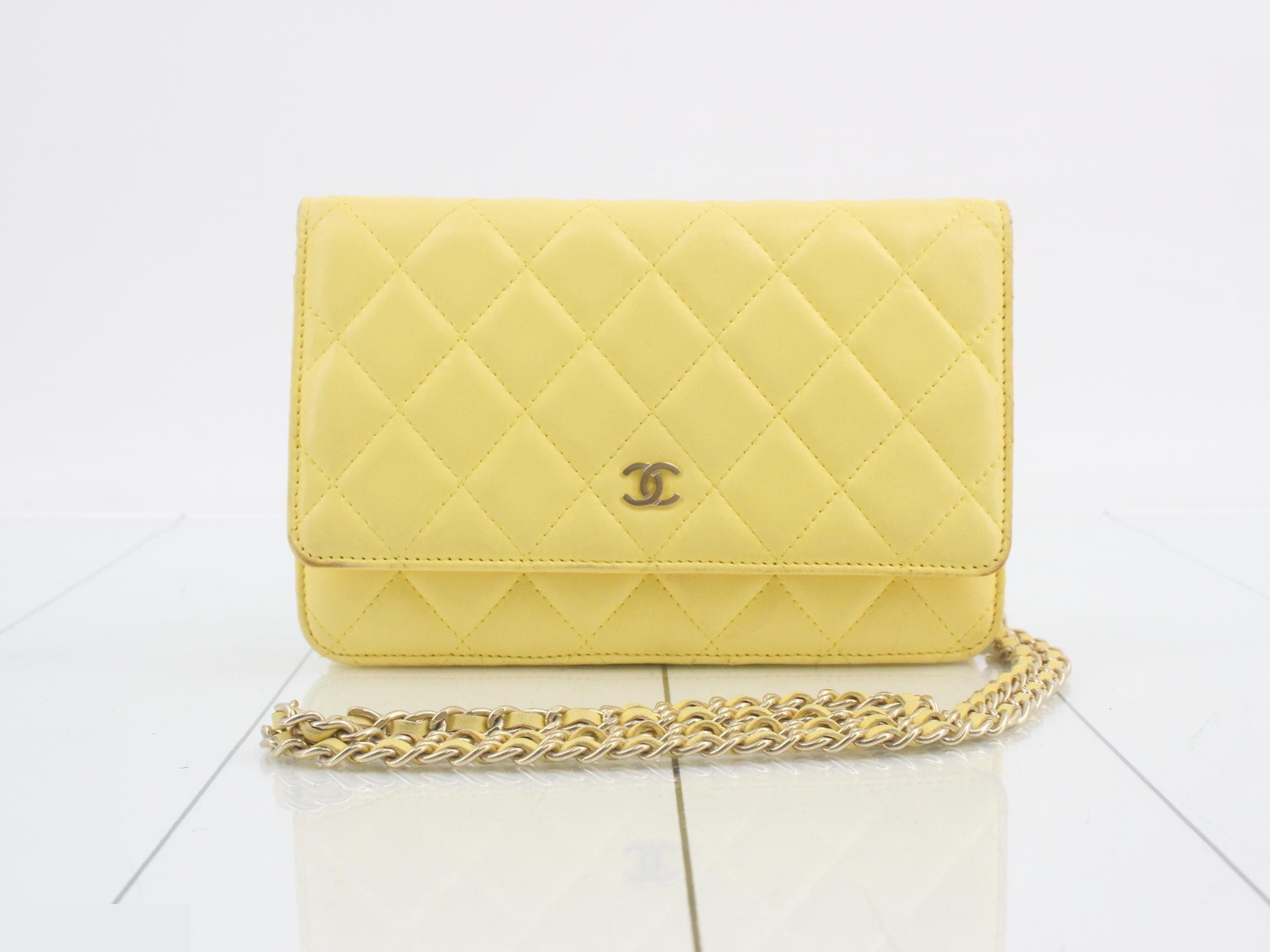 Chain wallet / Chain shoulder bag, yellow, number in the 20s.