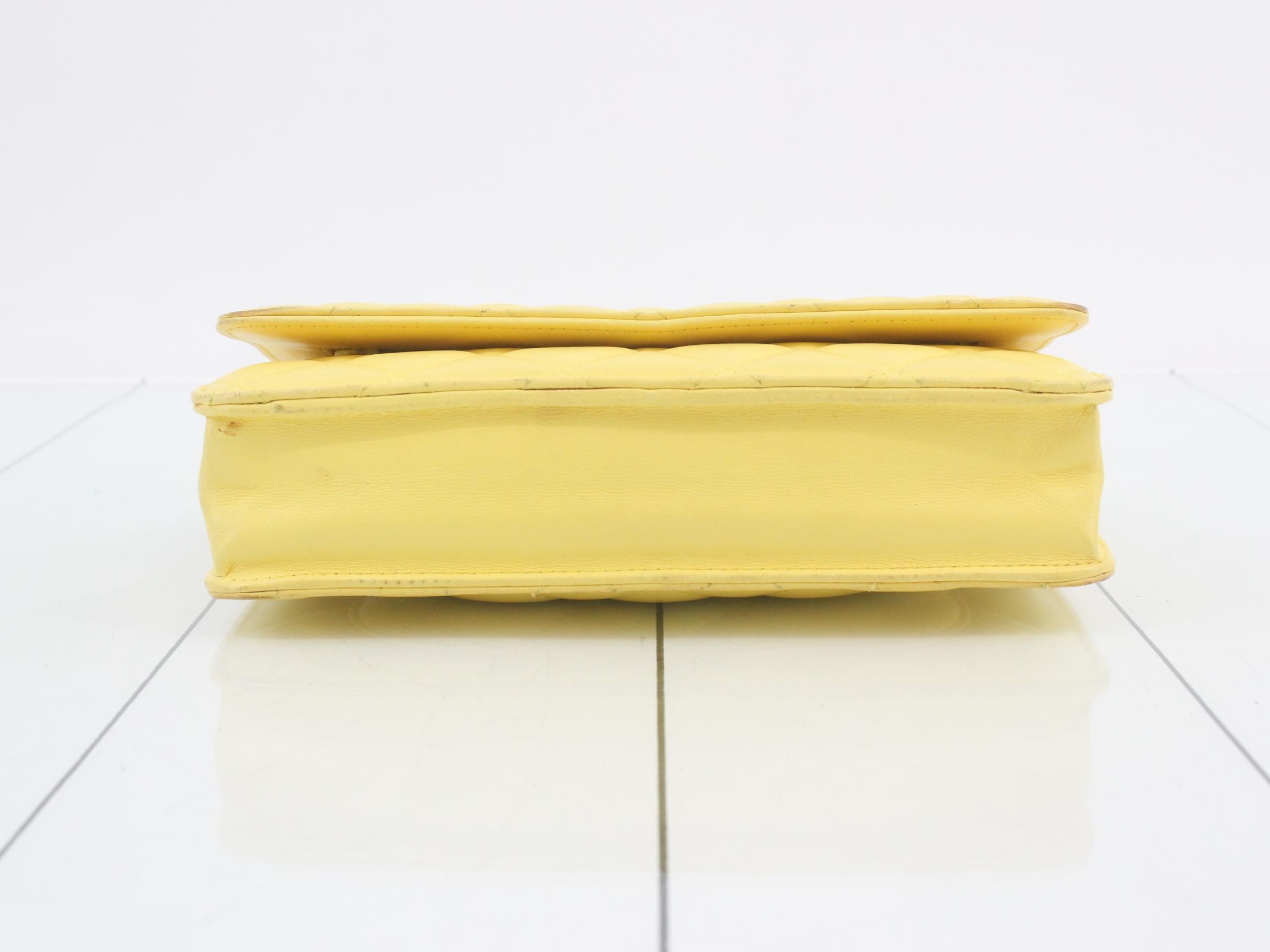 Chain wallet / Chain shoulder bag, yellow, number in the 20s. — view 3