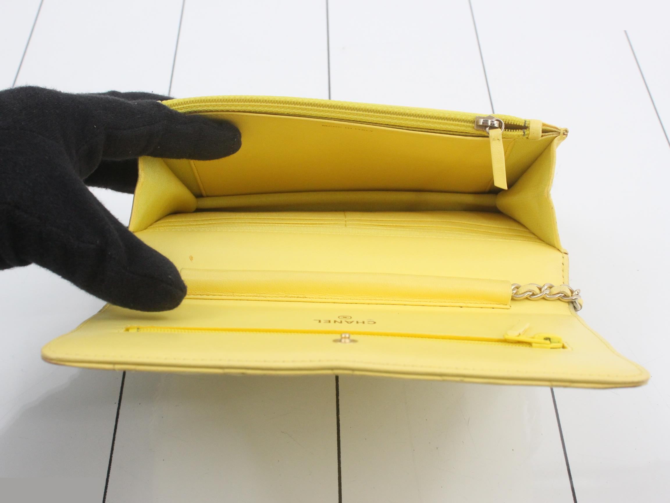 Chain wallet / Chain shoulder bag, yellow, number in the 20s. — view 4