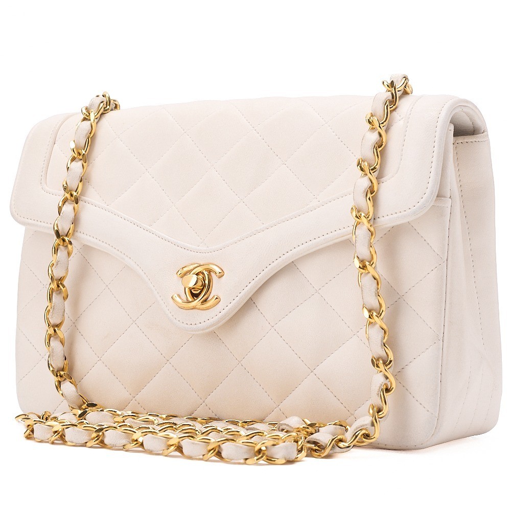 Lambskin Matelassé bag with wave flap, 23cm chain shoulder strap. — view 3