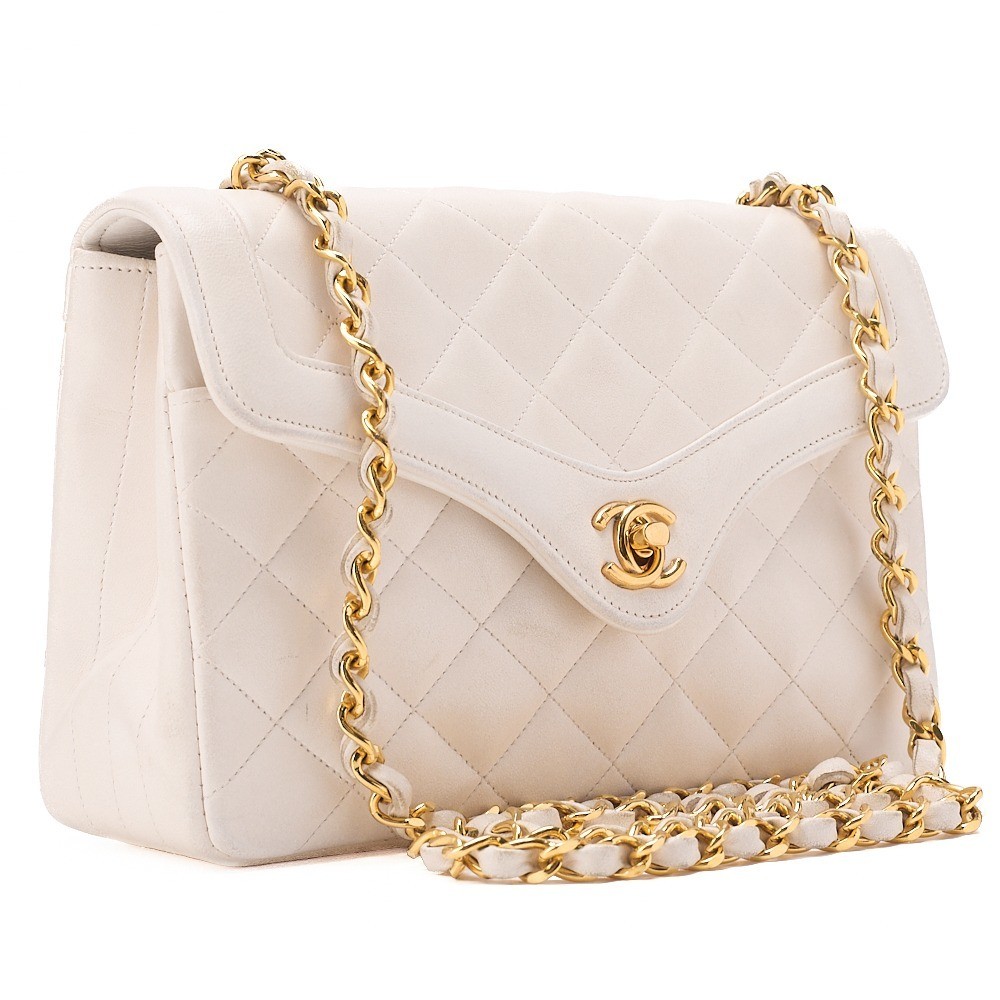 Lambskin Matelassé bag with wave flap, 23cm chain shoulder strap. — view 4