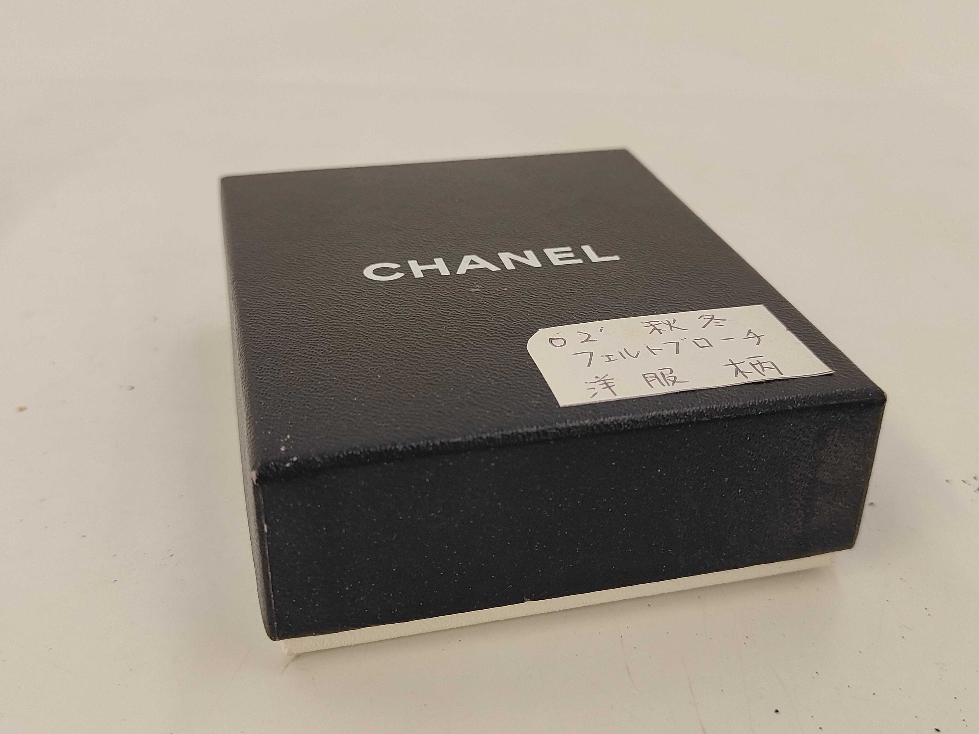 jacket with pearl brooch (with original box) 02A Brooch — view 7