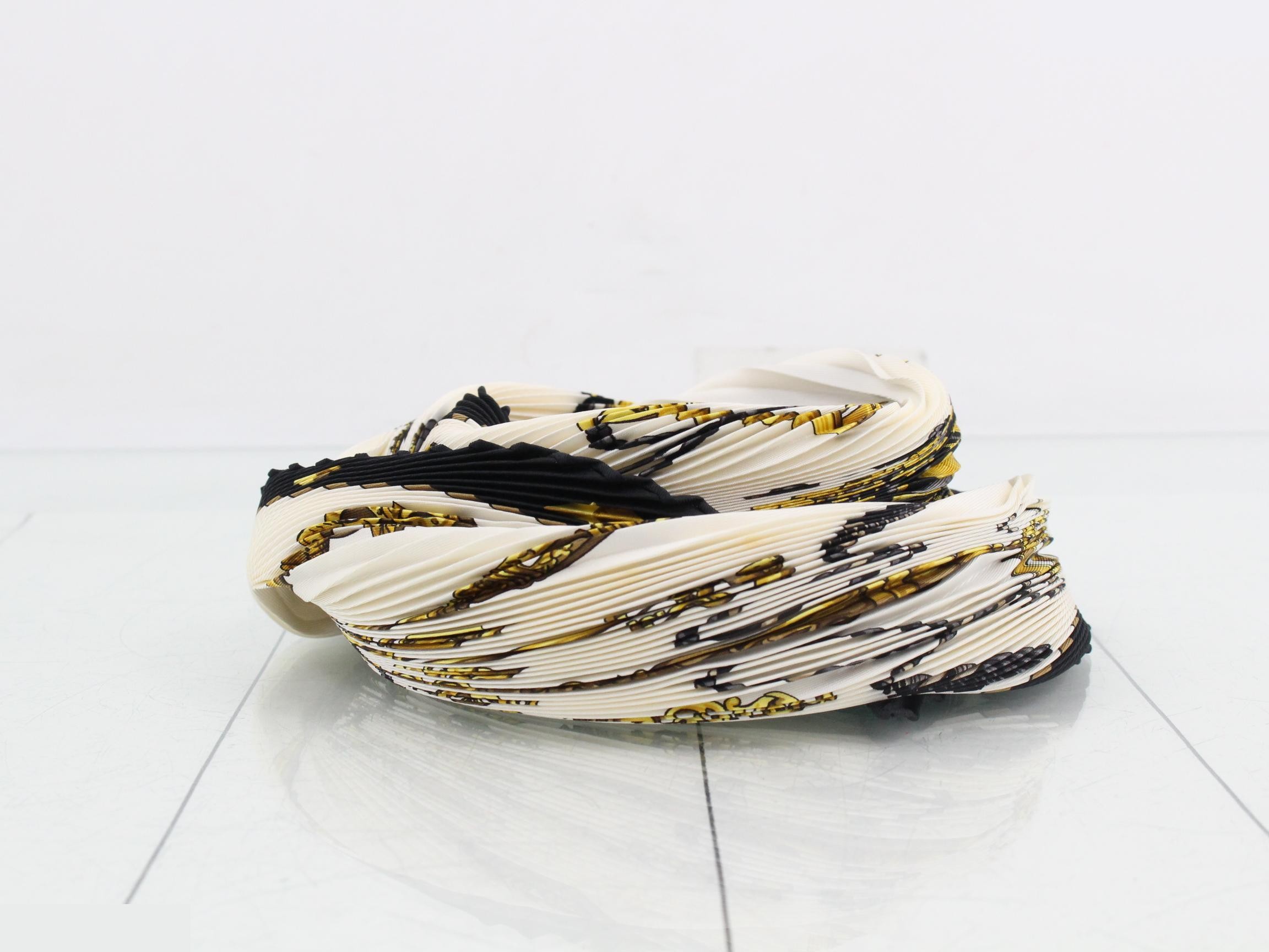 Pleated scarf — view 2