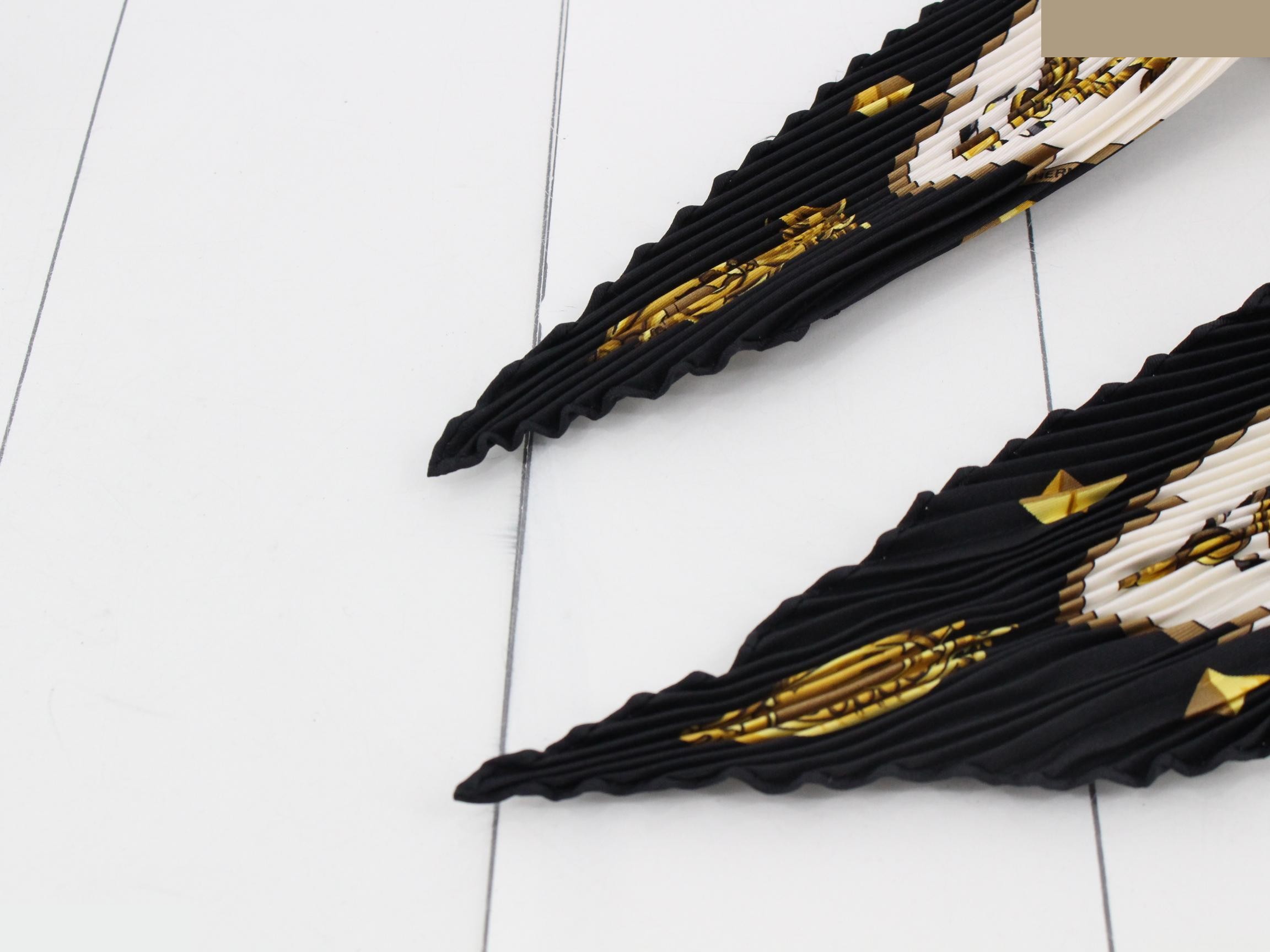 Pleated scarf — view 3