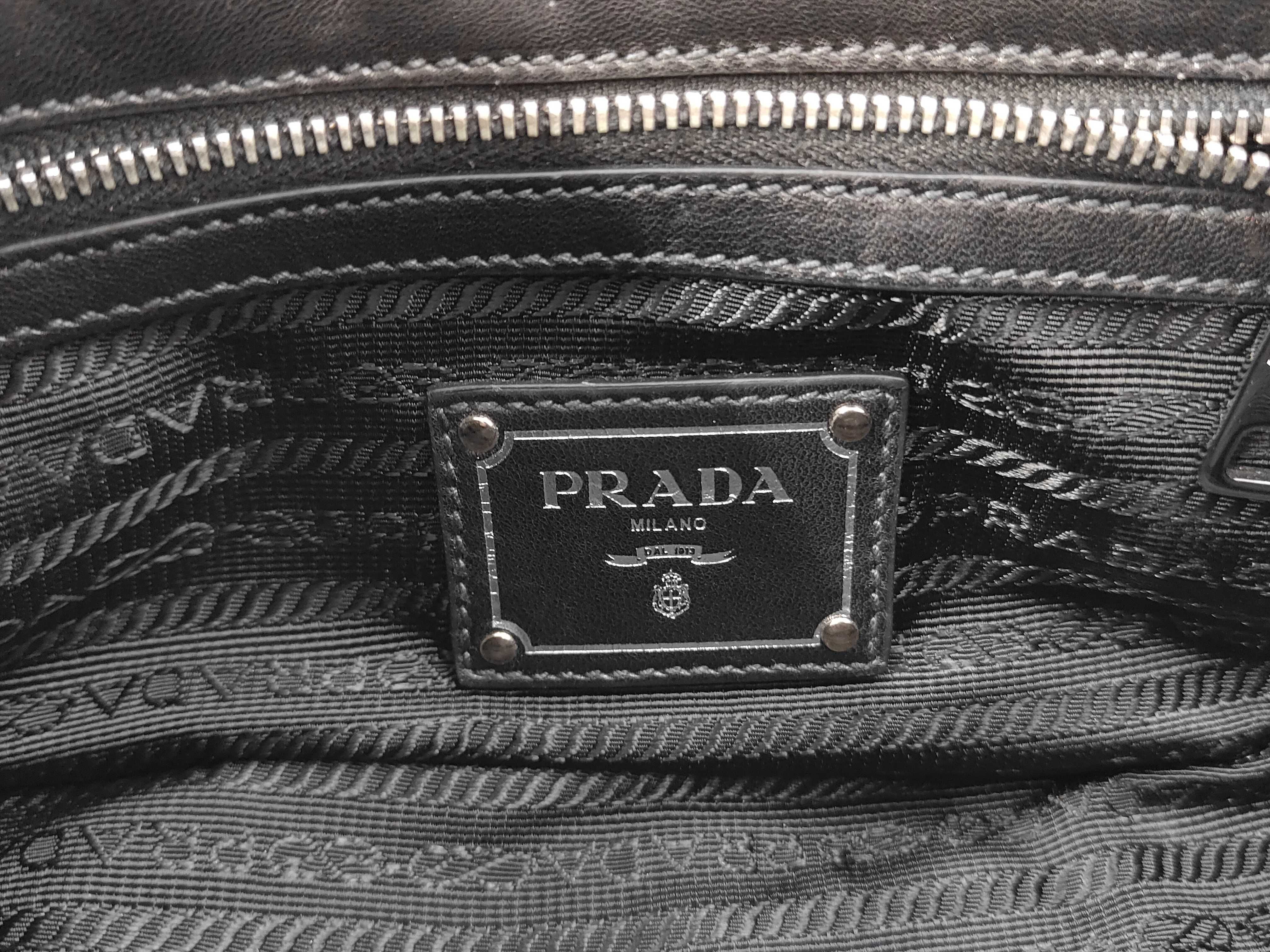 Gaufre Nappa Chain Shoulder Bag Black — view 10