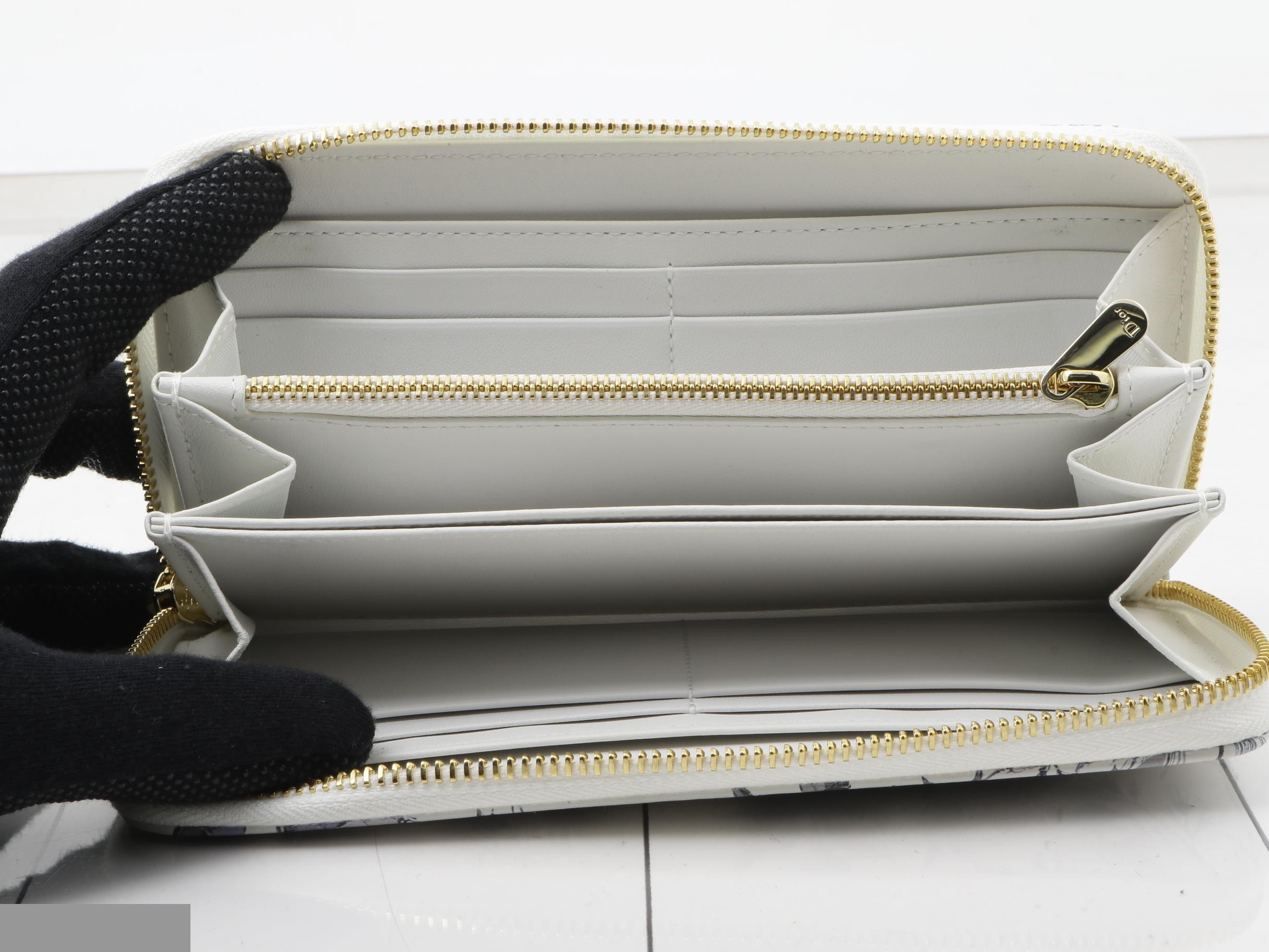 Other lines: Bags and Wallets — view 4