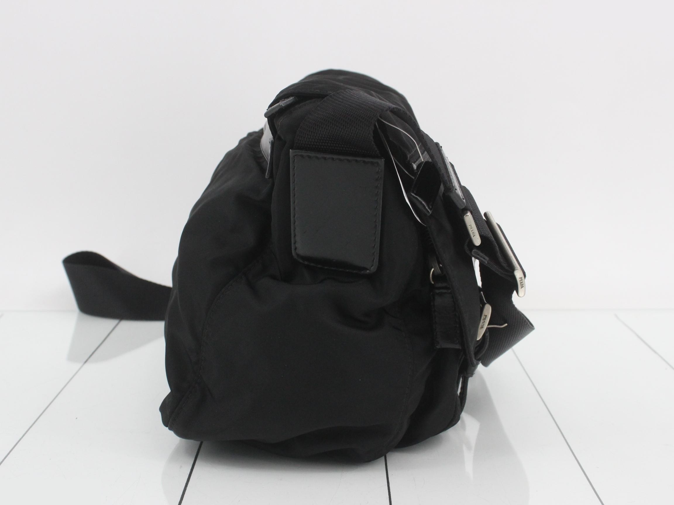 Logo messenger bag, black, silver hardware, 32 x 20 x 11 cm — view 4
