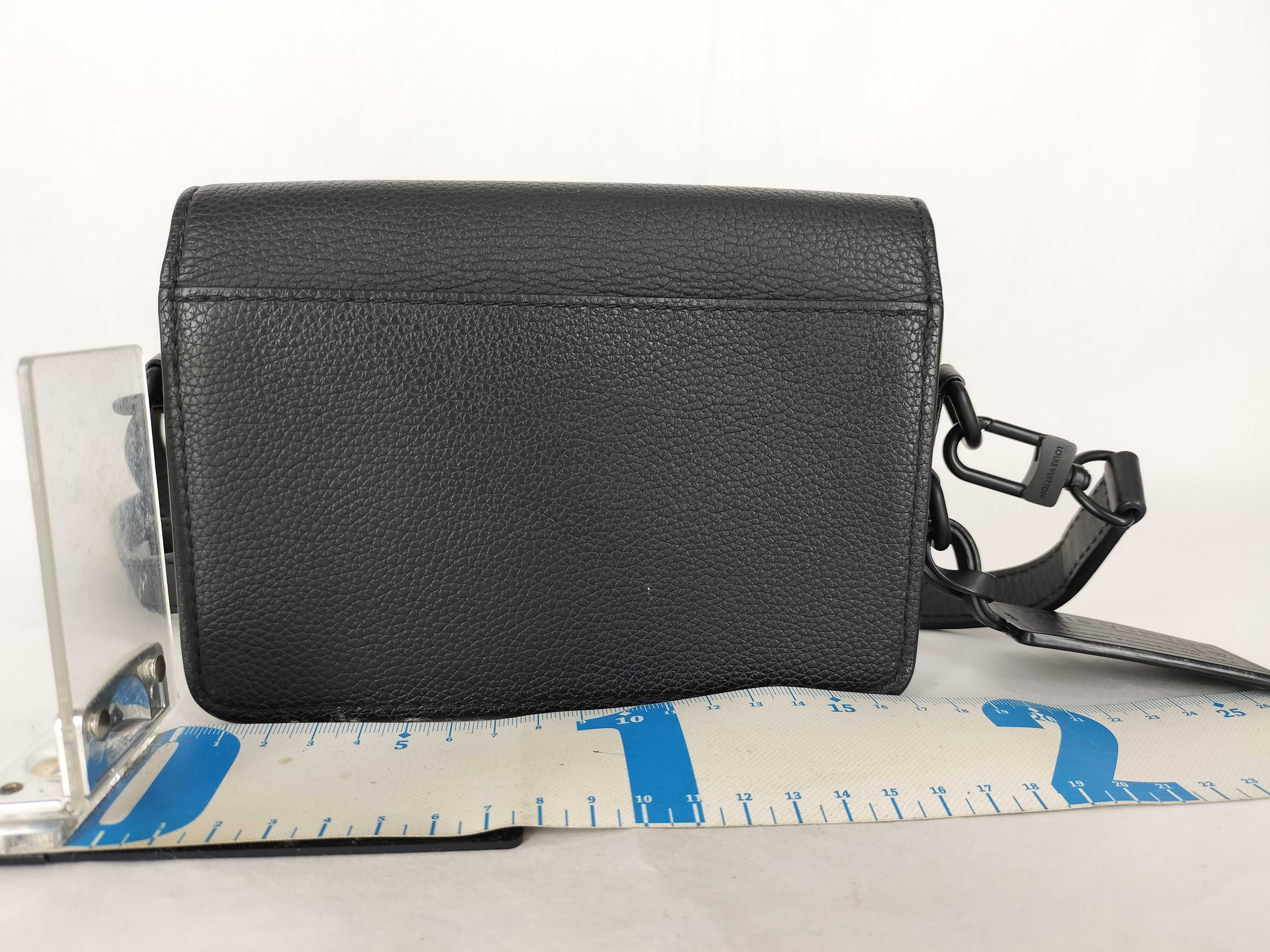 M82085 LV Aerogram Fast Line Wearable Wallet Black Shoulder Bag with Dust Bag — view 2