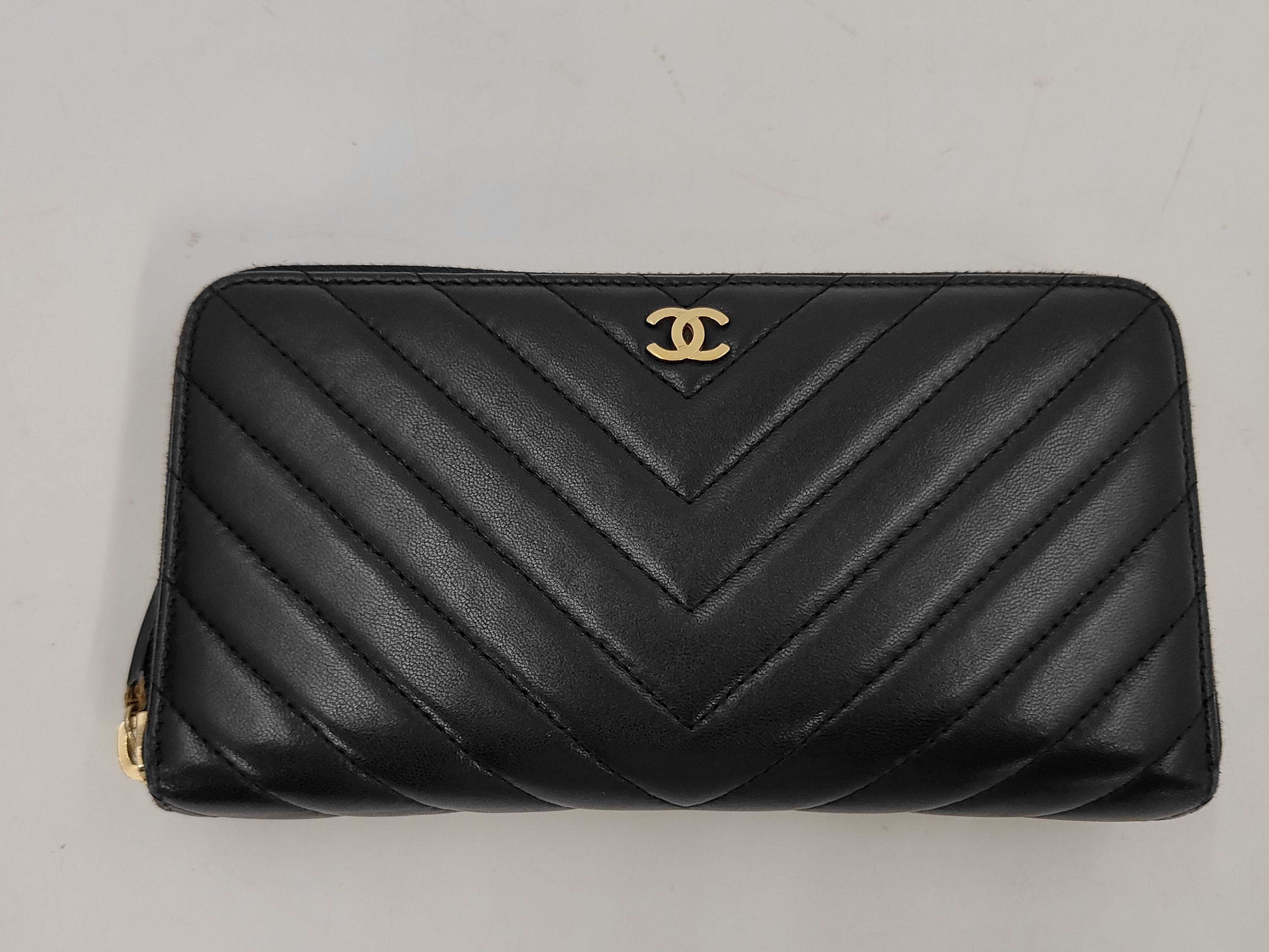 Lambskin V-stitch Zippy Long Wallet / 22915366 Wallet