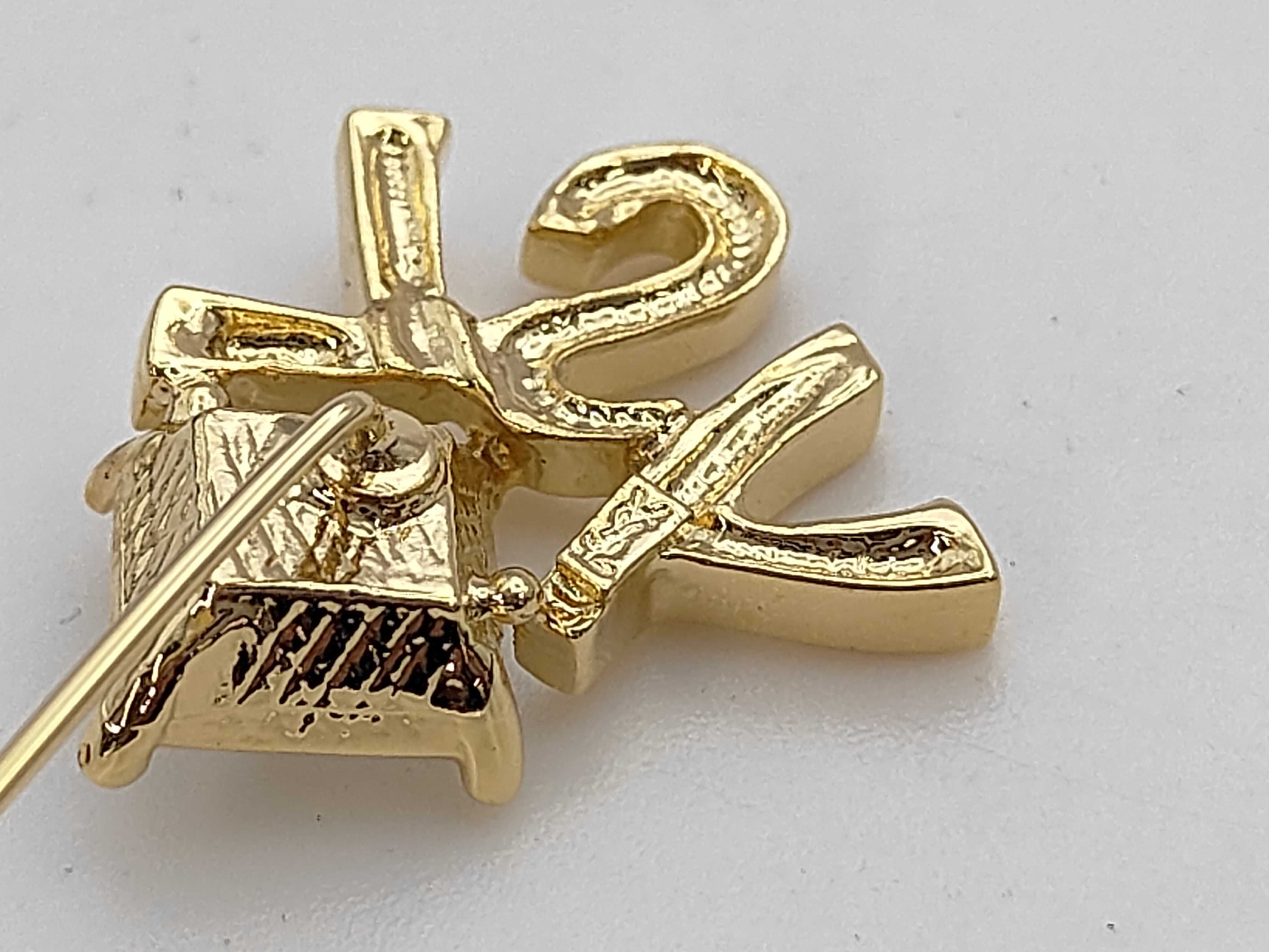 gold brooch — view 5