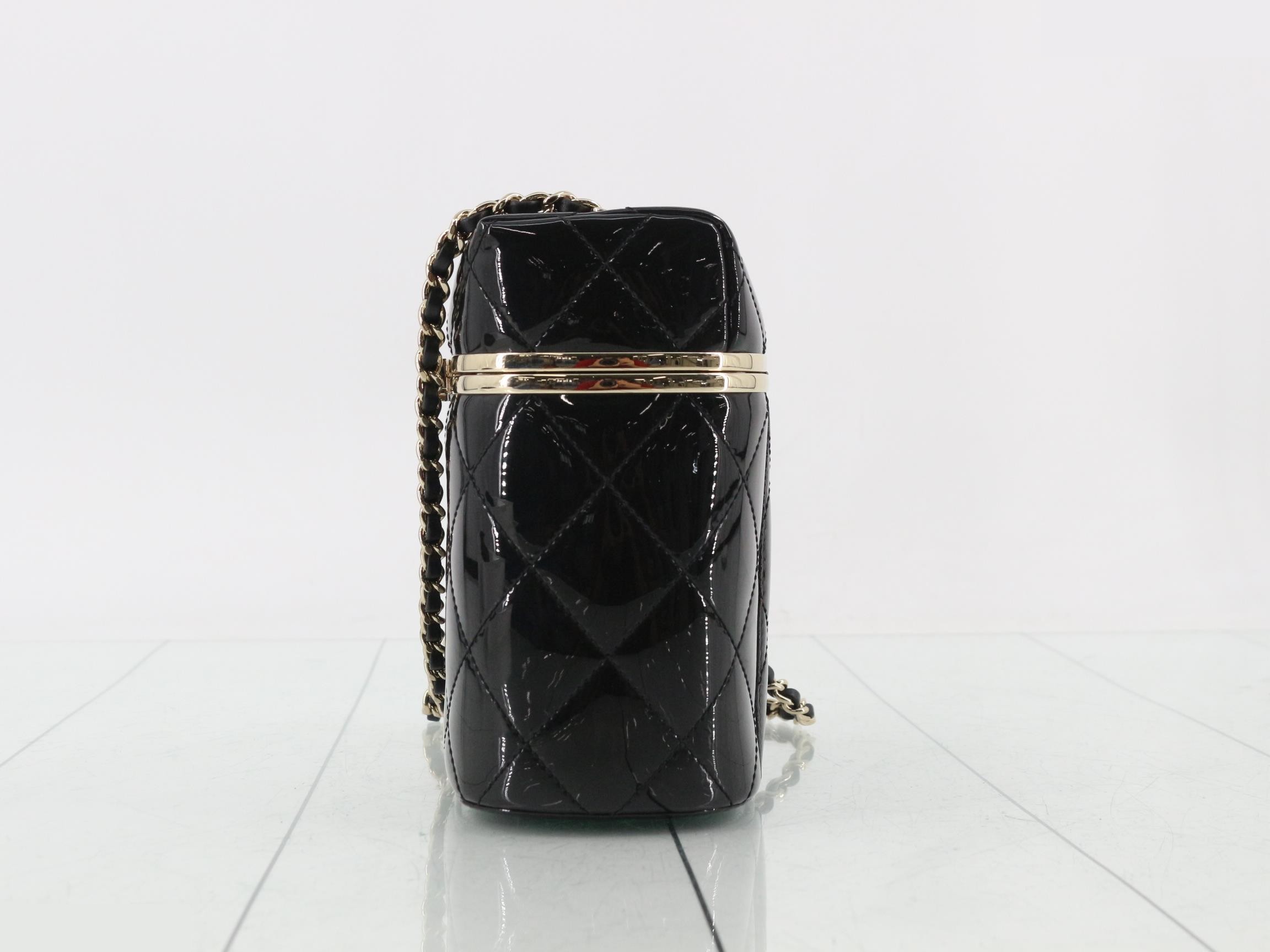 Matelassé enamel chain shoulder bag with gold hardware. — view 3
