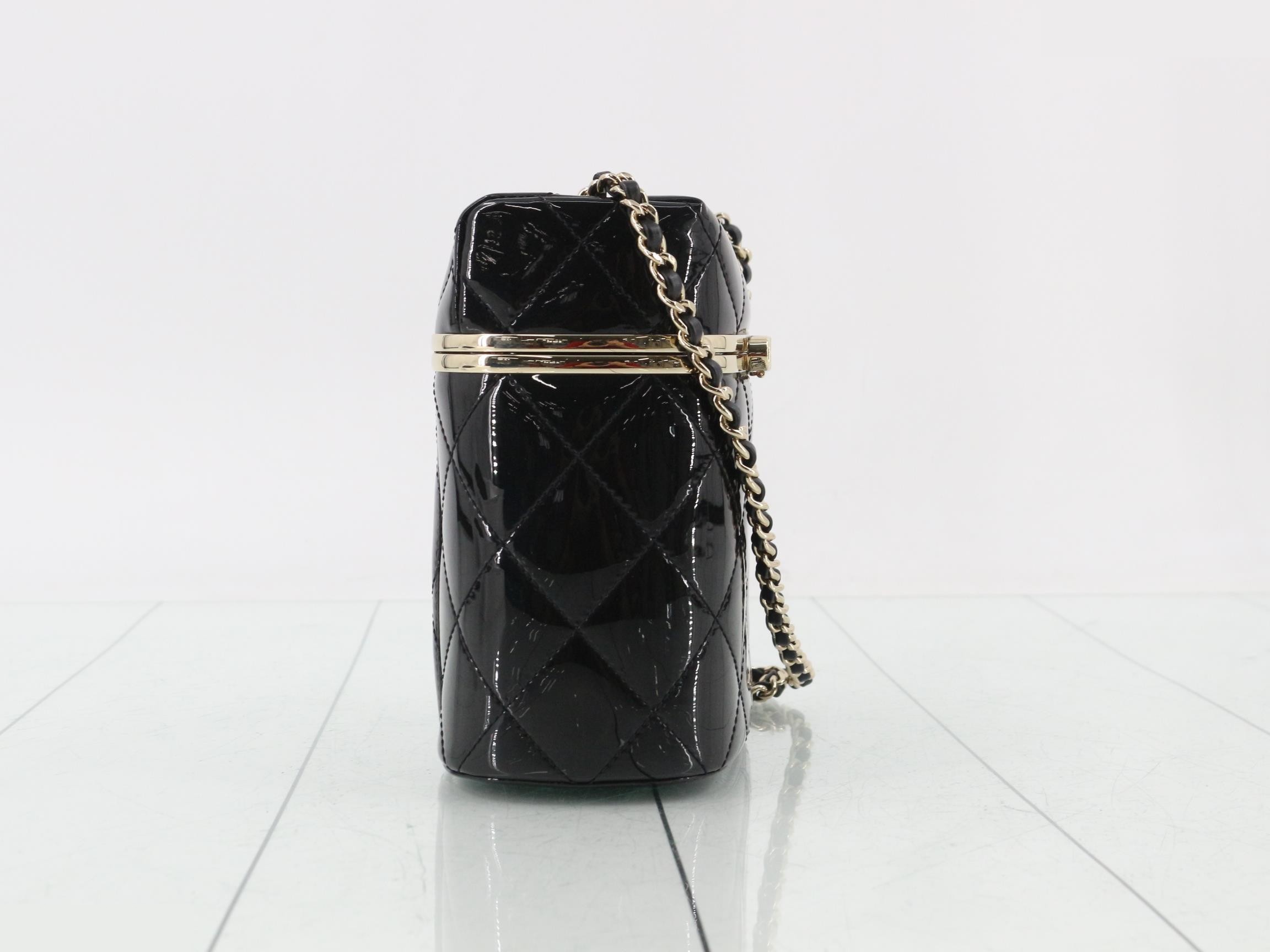 Matelassé enamel chain shoulder bag with gold hardware. — view 4