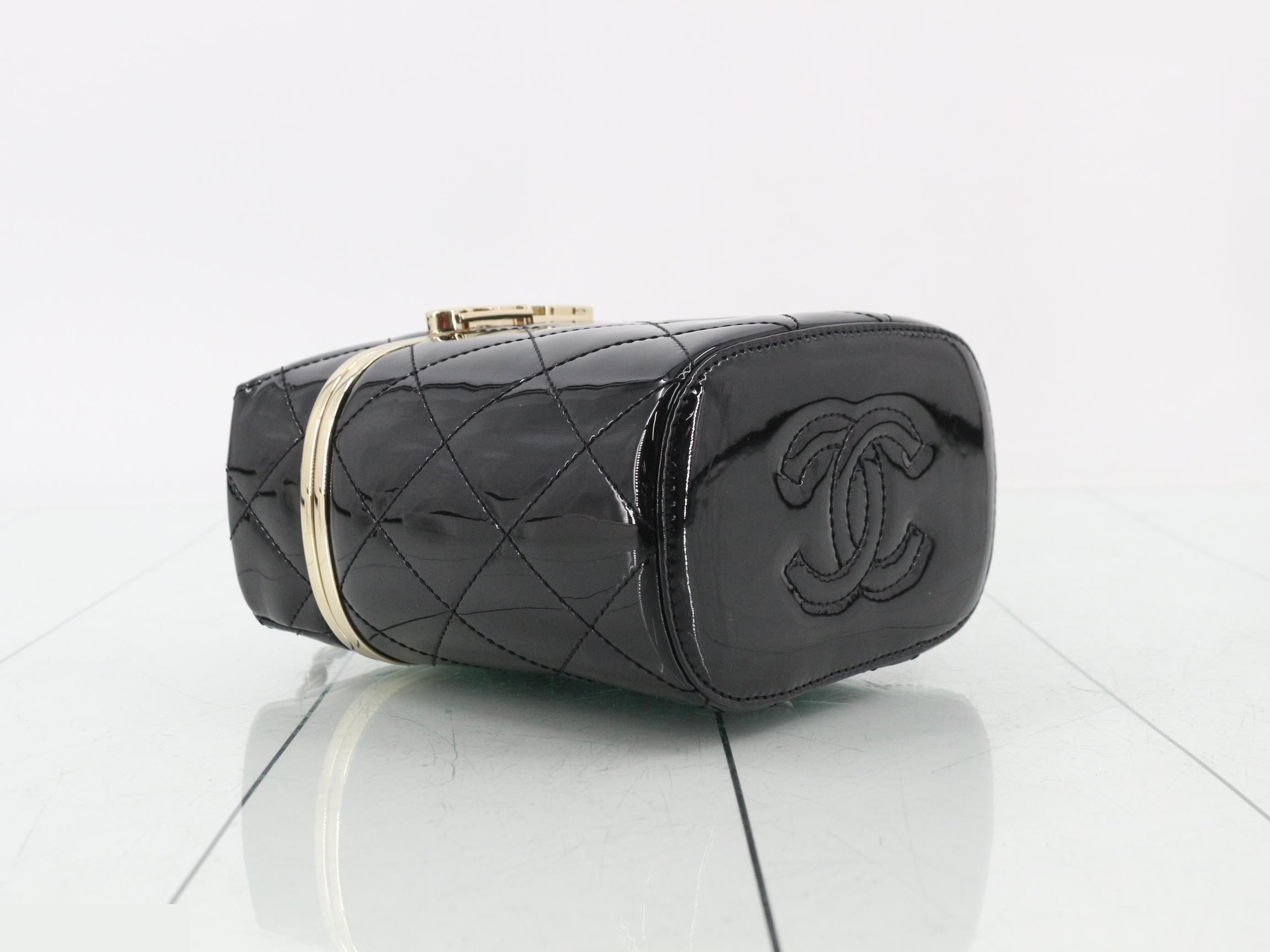 Matelassé enamel chain shoulder bag with gold hardware. — view 5