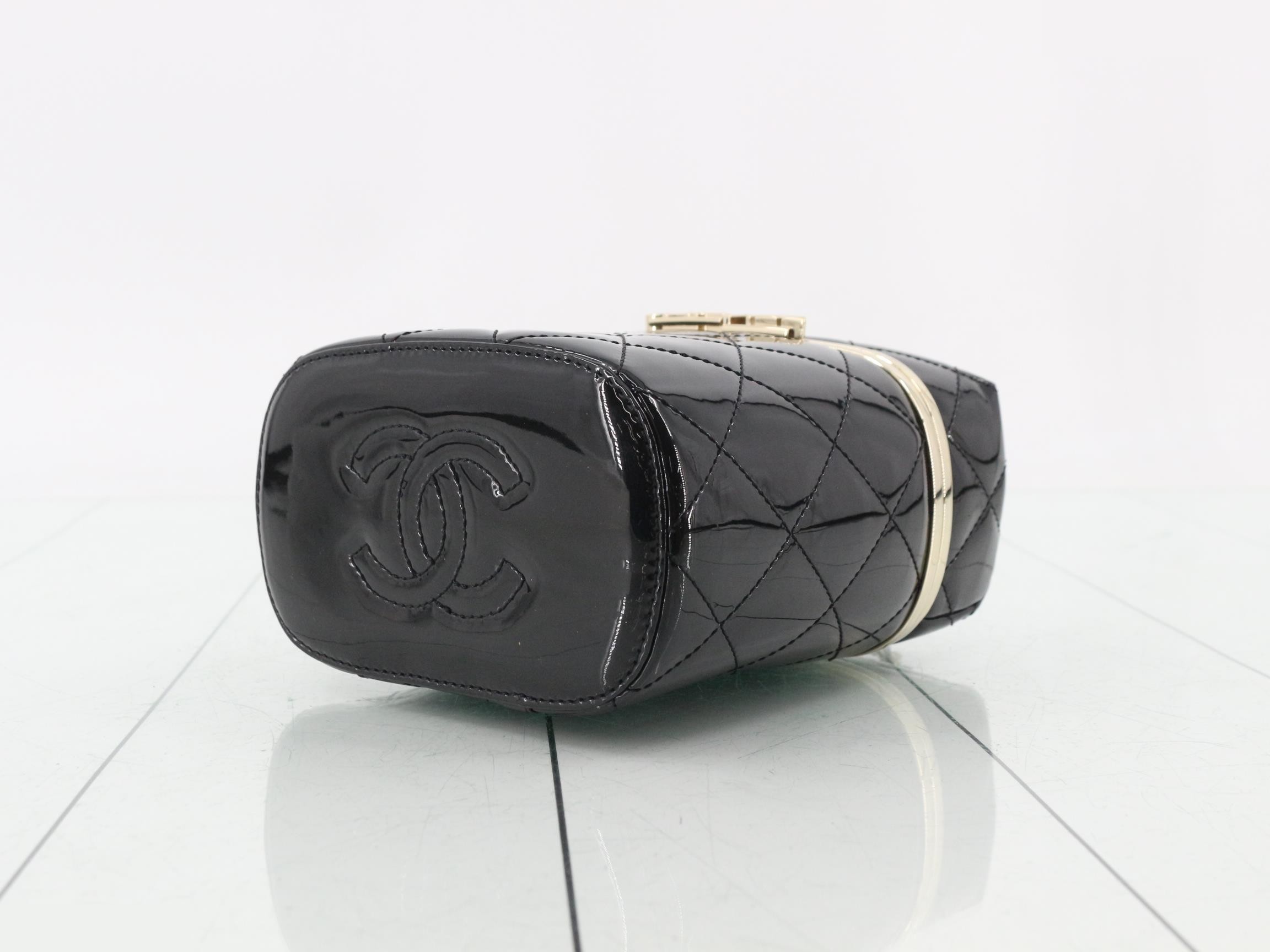 Matelassé enamel chain shoulder bag with gold hardware. — view 6