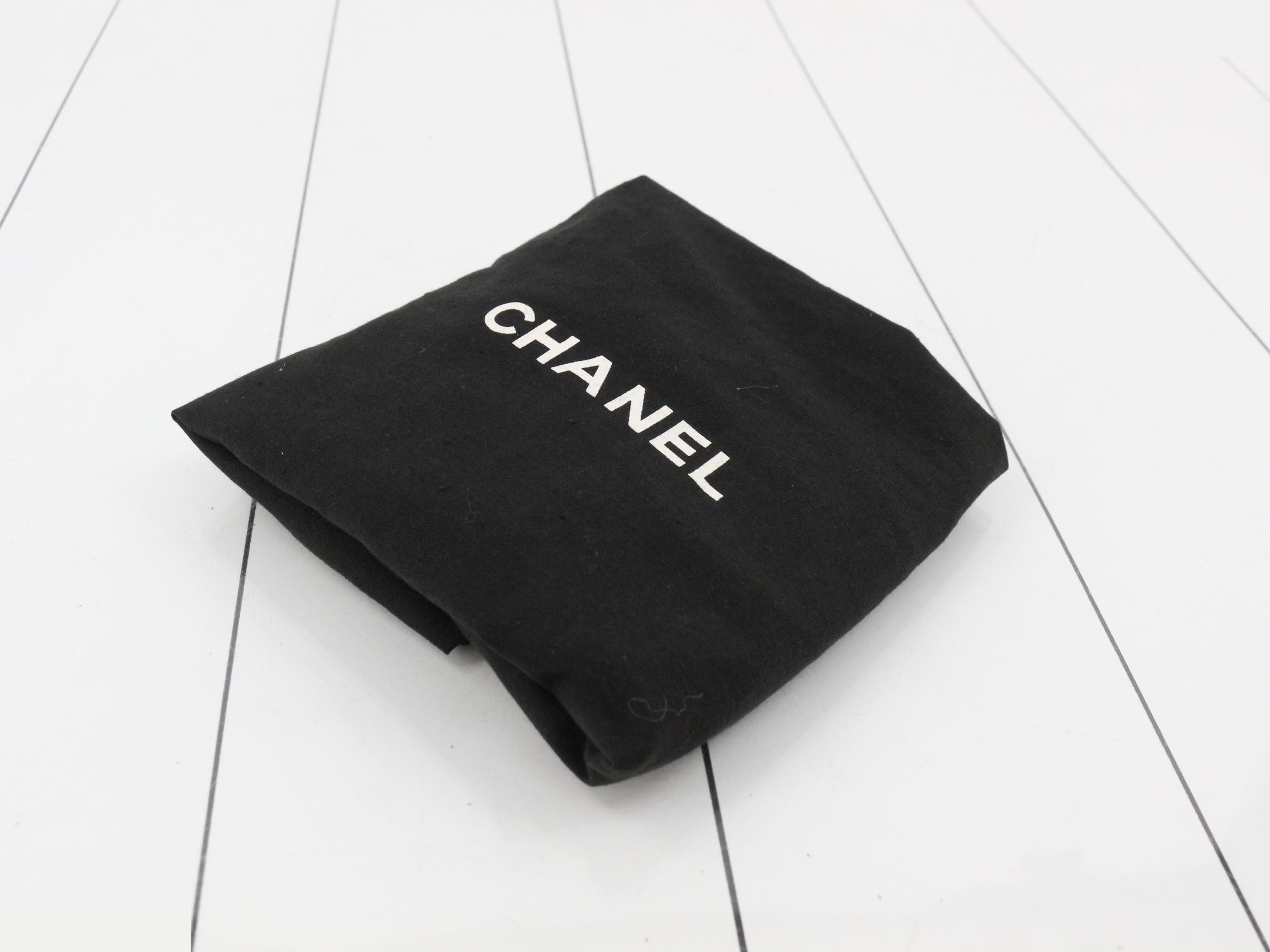 Matelassé enamel chain shoulder bag with gold hardware. — view 7