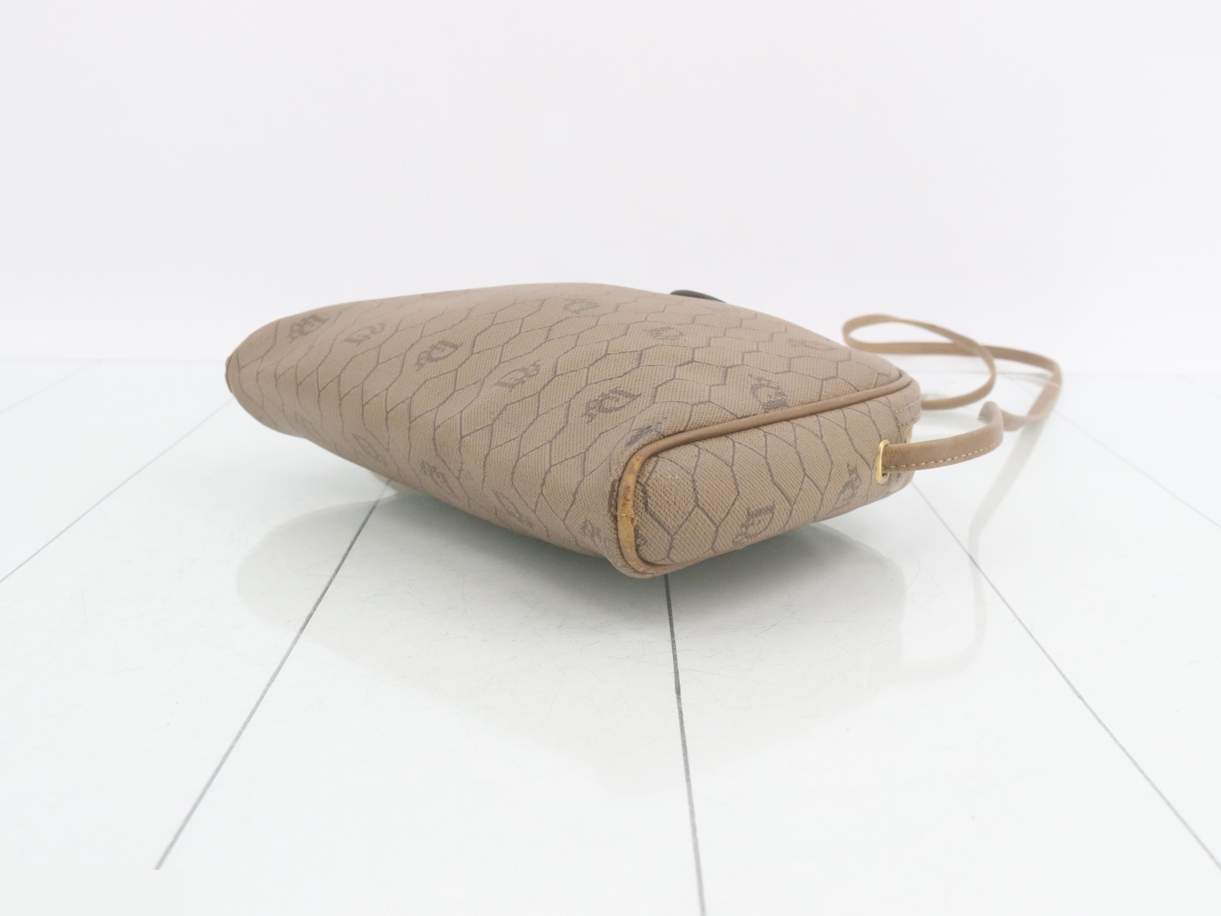 PVC honeycomb pattern shoulder bag — view 6