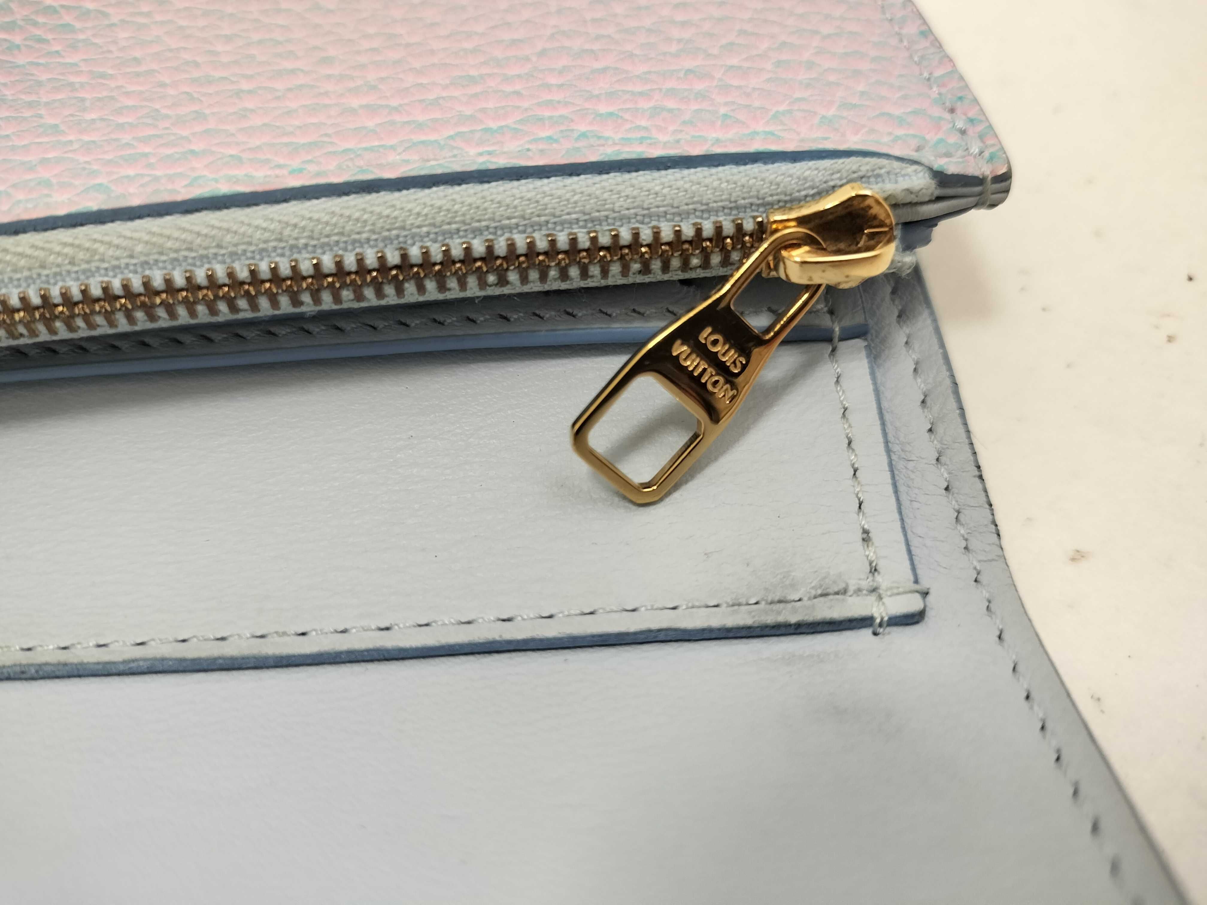 Portefeuille Capucines Taurillon Blue Wallet — view 7